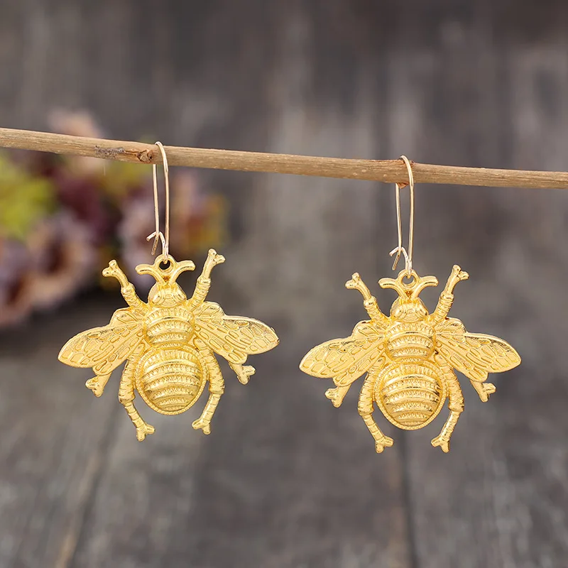 Vintage Exaggerated Big Bee Charm Mom Earrings Fashion Victoria Queen Style Bumblebee Women's Jewelry