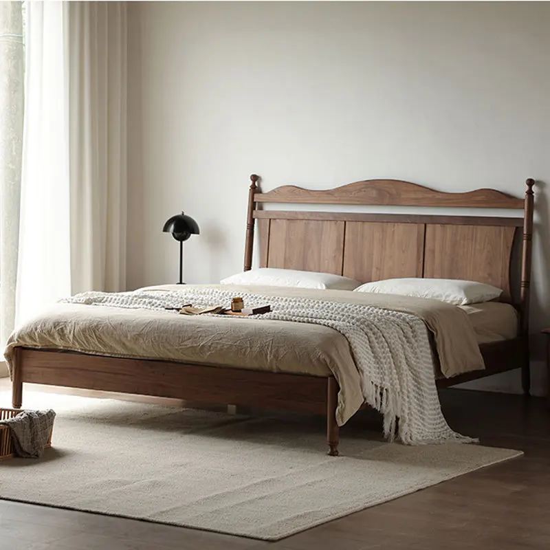Tempat tidur pengantin kayu walnut hitam Nordik 1,8 meter, gaya retro Amerika dengan kolom Romawi, tempat tidur ganda kayu solid untuk kamar tidur utama
