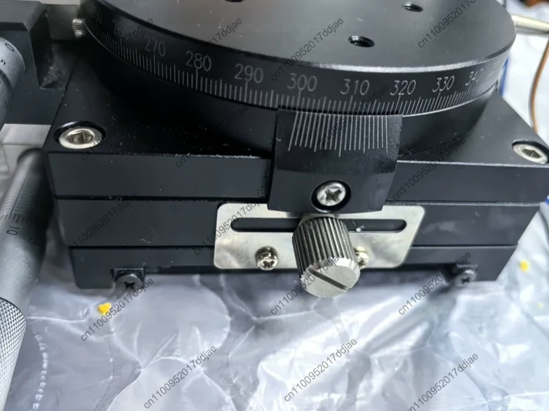 Manual fine-tuning platform with xyzr four-axis control, 90x90mm stage, 15mm travel, and 360-degree r-axis rotation