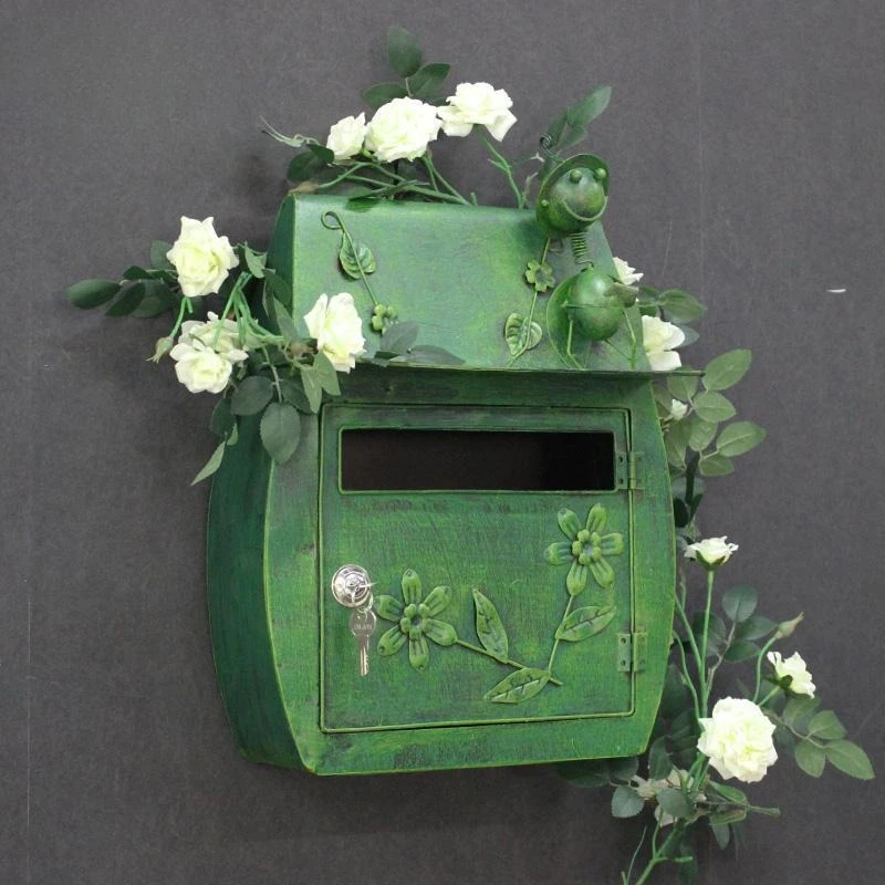 European-style villa mailbox pastoral retro wall-mounted letter box with lock waterproof outdoor mailbox