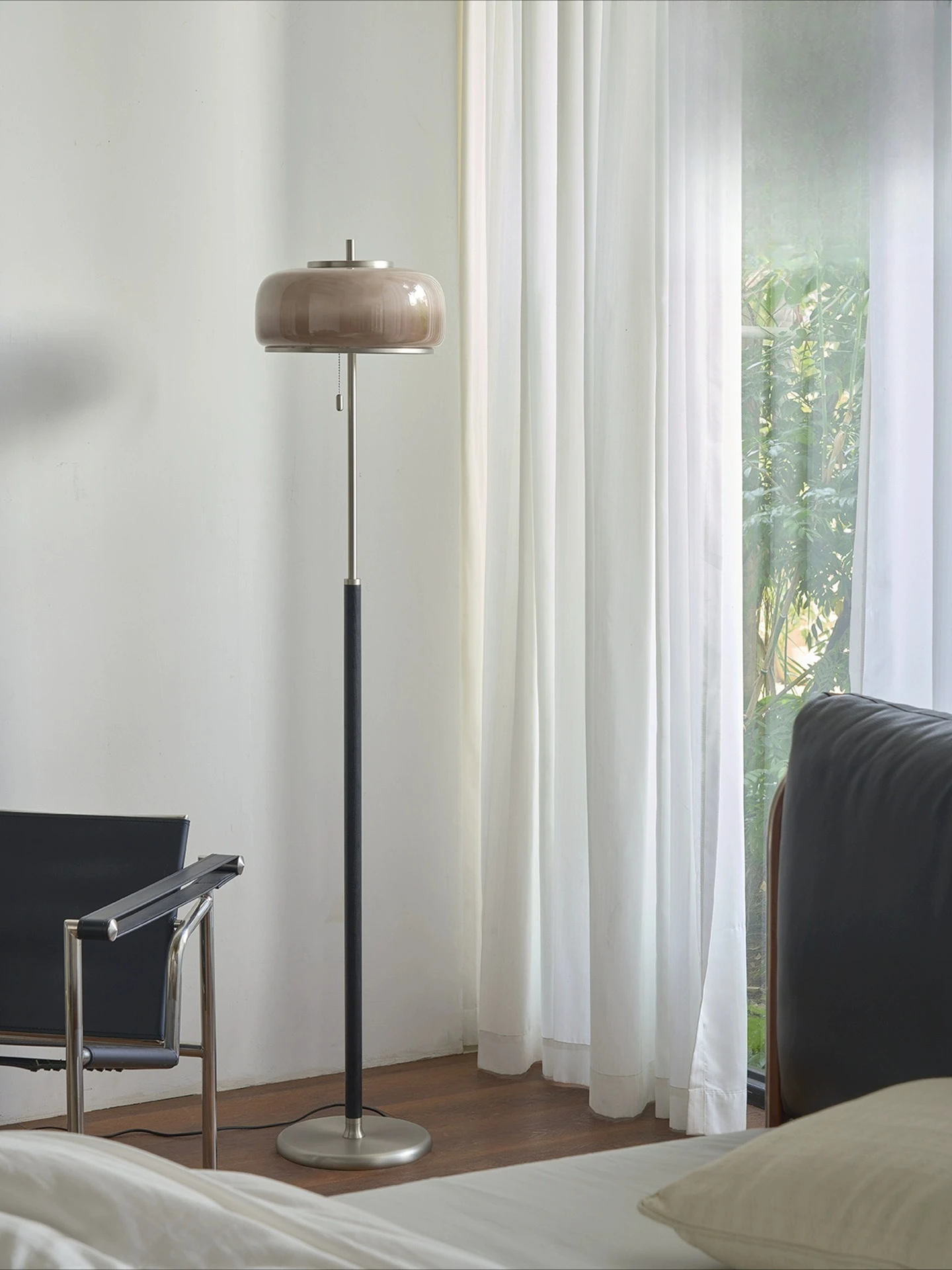 Lámpara de pie, Bauhaus retro al lado del sofá en la sala de estar, dormitorio de alta gama, ambiente de estudio, lámpara de escritorio vertical