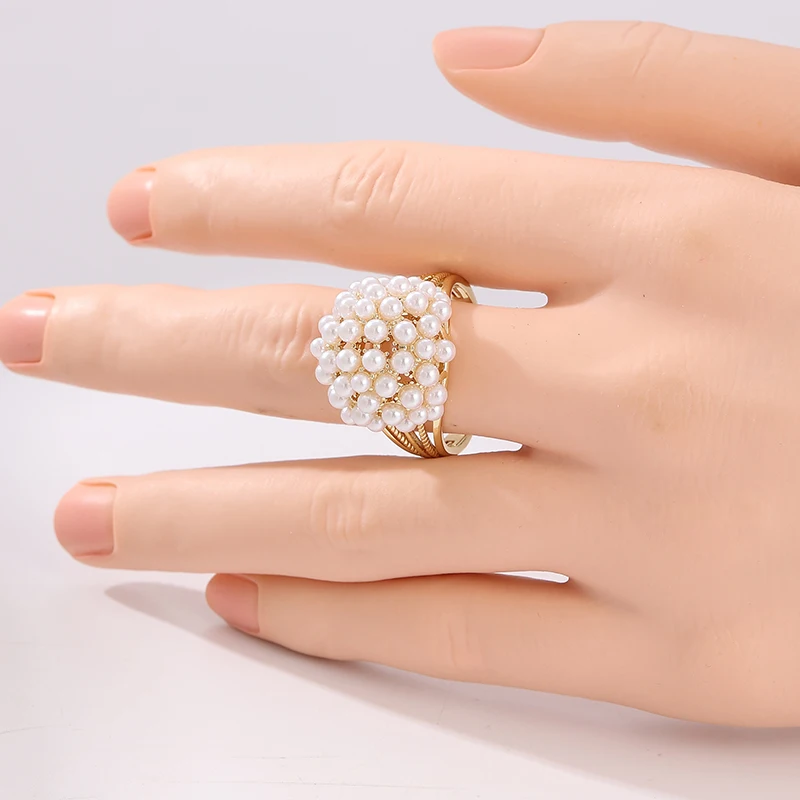 Trendiger Damenring mit eingelegten Imitationsperlen, exquisite geometrische Form in Goldfarbe, für den täglichen Gebrauch, Partyschmuck, Jubiläumsgeschenk – Detail 1
