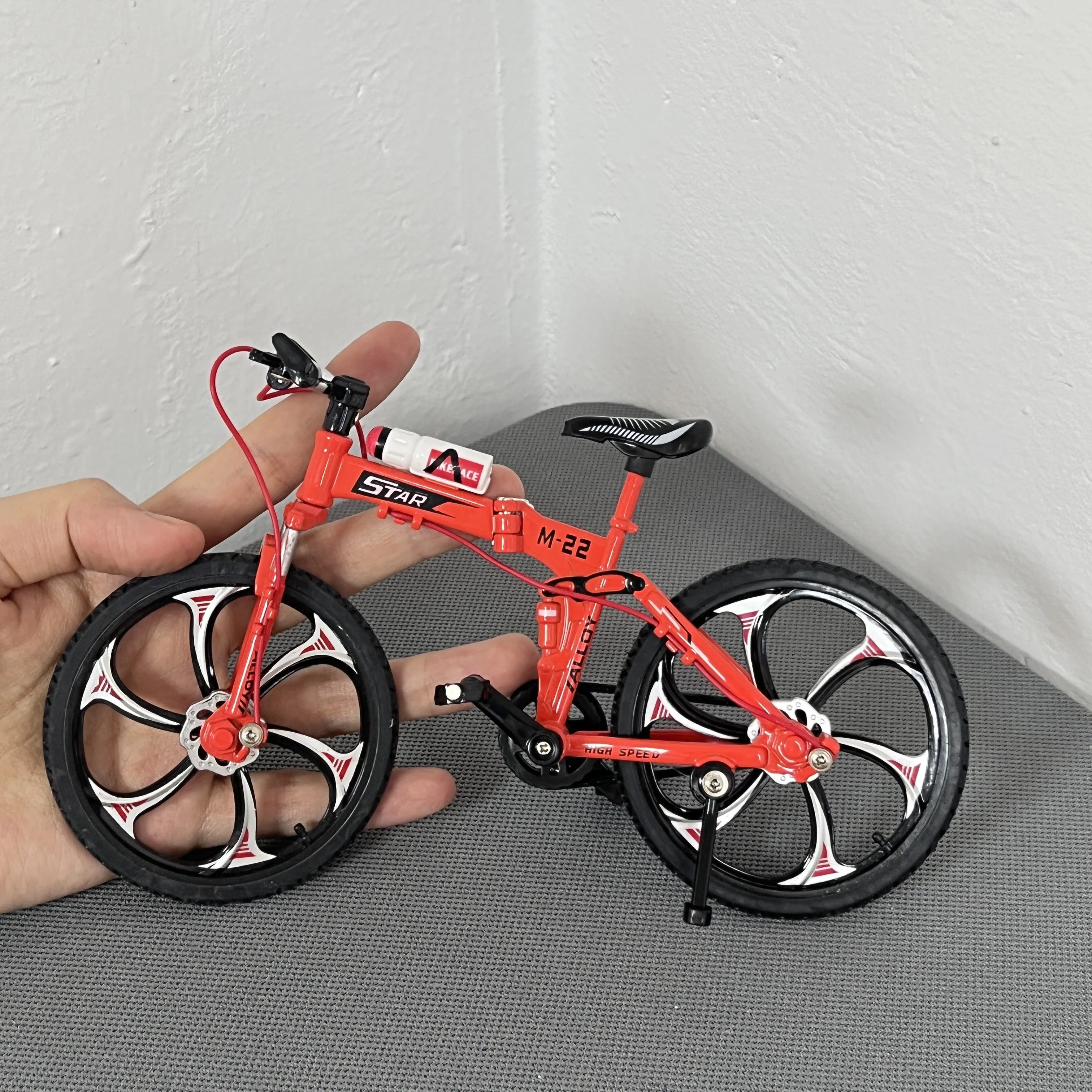 1:8 Mini Model Alloy Bicycle Foldable Diecast Decoration Metal Red Finger Bmx Mountain Mini Bike Simulation Collection Gift Toys