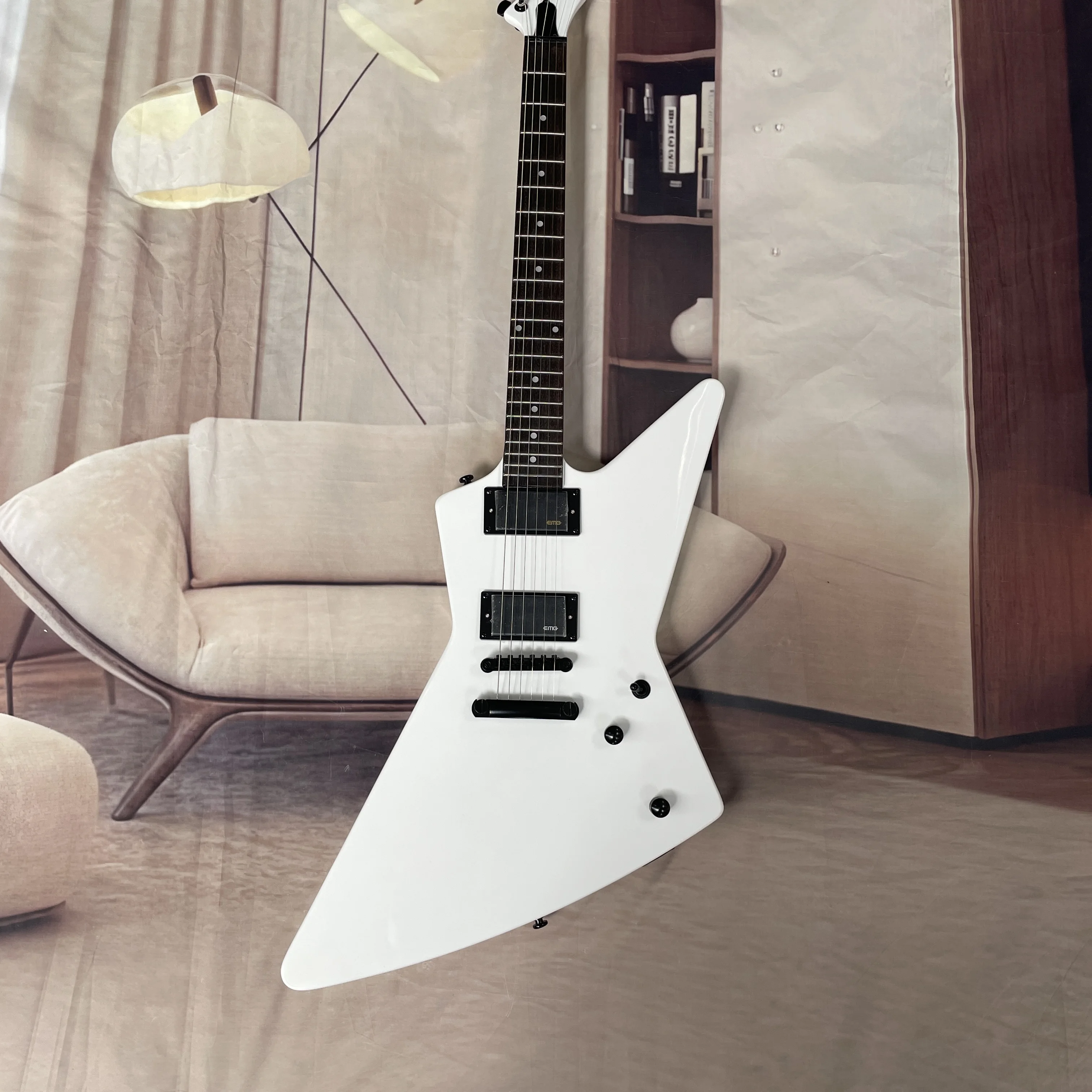 

White 6-string electric guitar with full bass and sharp midrange dual-coil pickup guitars, black hardware electric guitarra