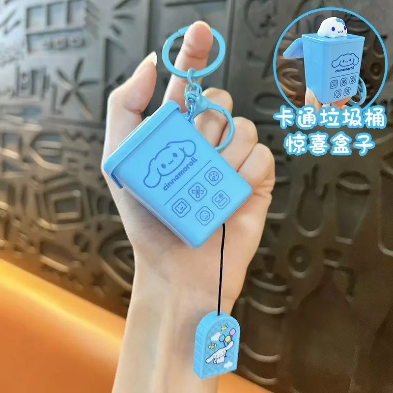 サンリオ漫画クロミゴミ箱プルアウトバウンシングドールキーホルダーペンダントデイリーバックパックパーソナライズされたファッションアクセサリー