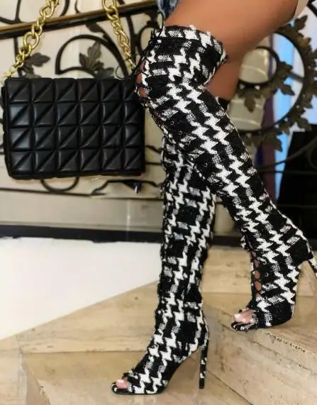 

Черно-белые ботфорты в клетку с открытым носком, на тонком каблуке, с перекрестными завязками, женские, в стиле гладиаторы, с вырезами, на шнуровке, современные, длинные