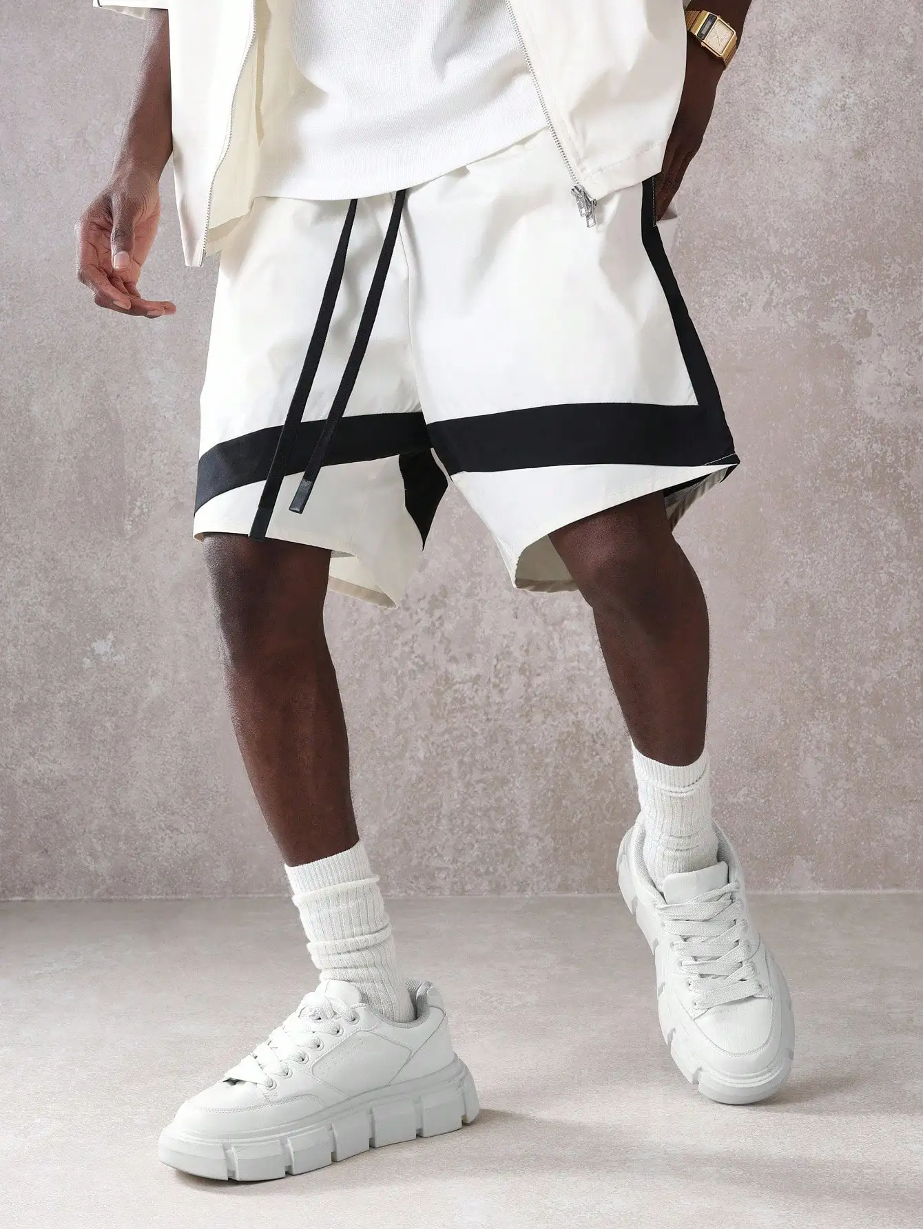 

Спортивный комплект: укороченная куртка на молнии с коротким рукавом и шорты в тон, в стиле городского стритстайла