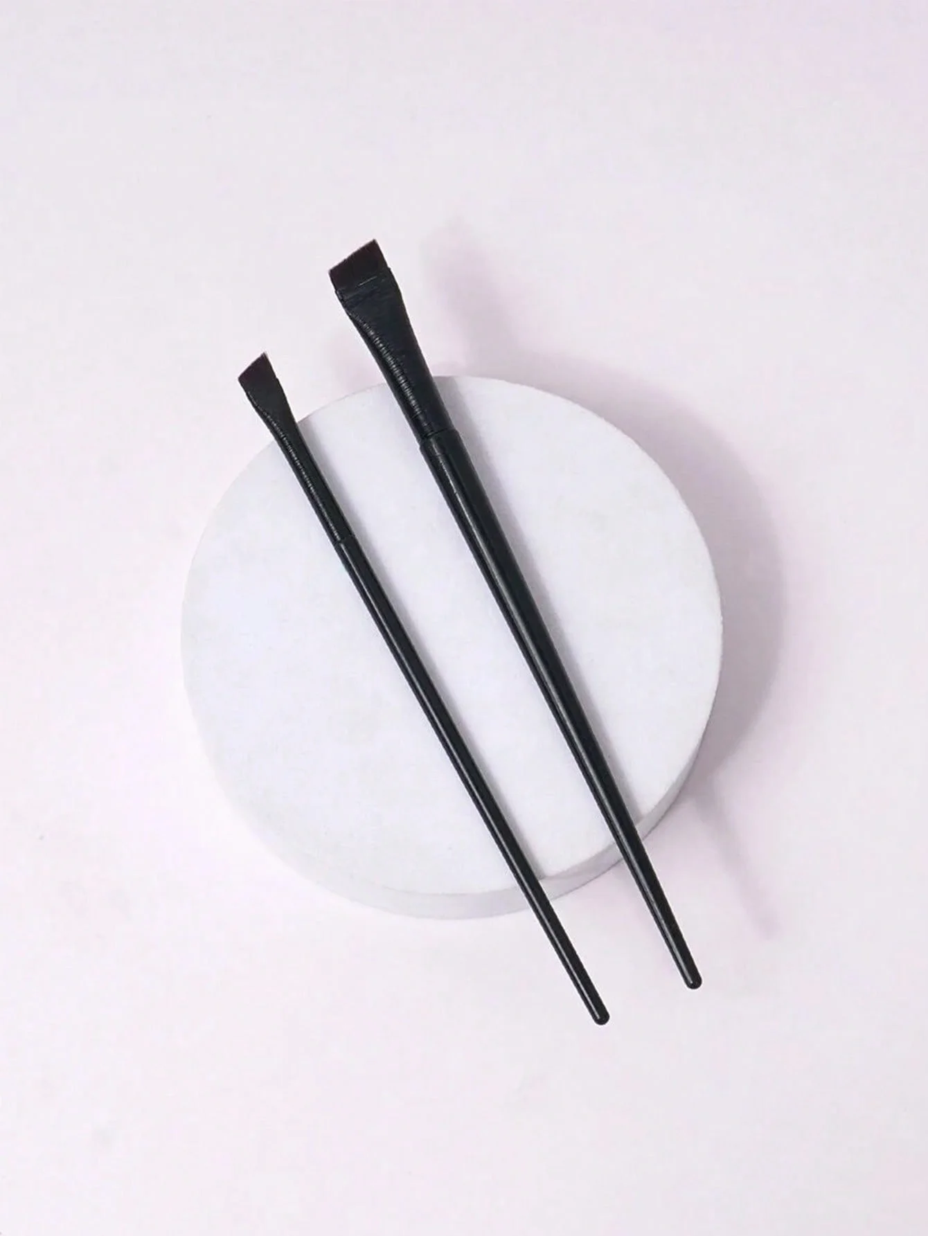 2 pędzle do eyelinera z ostrzem pod kątem, płaskie pędzle w kształcie siodełka do precyzyjnego nakładania makijażu pod oczy, ultra-cienkie