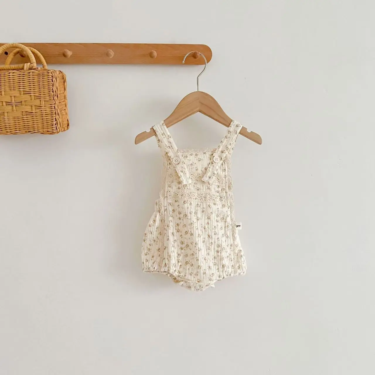 

Korean-style children's clothing floral baby carrier bag with trendy straps and climbing suit style dress