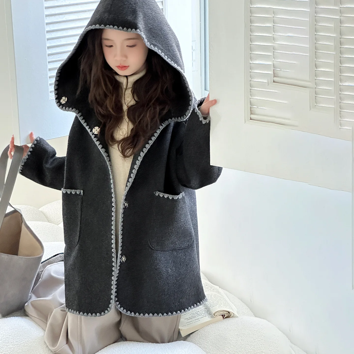 

2025 год, осенне-зимний новый модный повседневный свободный хлопковый утолщенный однотонный шерстяной топ с зажимом для девочек, модный