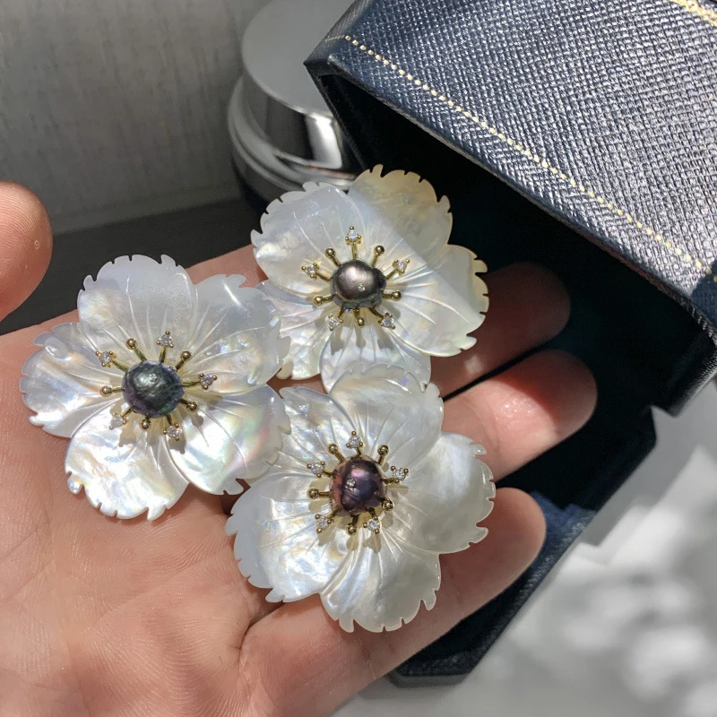 Broches de camélia baroques en nacre naturelle pour femmes et hommes, épingles de corsage élégantes, accessoires vestisens, design vintage