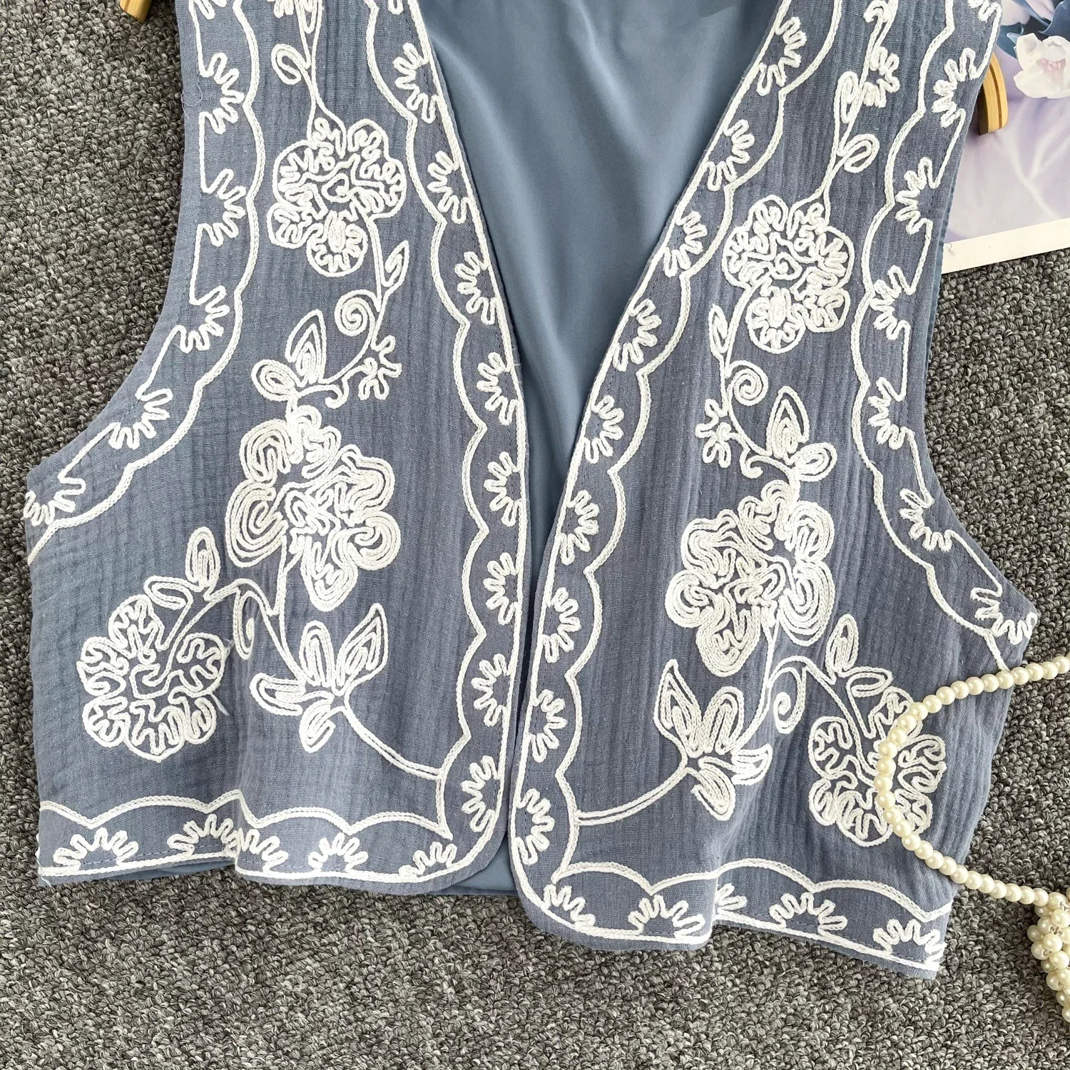 Embroidered Short Vest Woman Fashion Sleeveless Open Stitch Vests Coats Women Fashion Vintage Outerwear