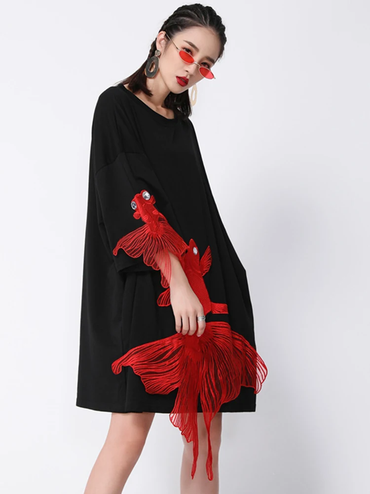 [EAM] Women Black Fish Embroidery Knee Length Big Size Dress New Round Neck Wrist Sleeve Fashion Tide Spring Autumn 2024 OA868