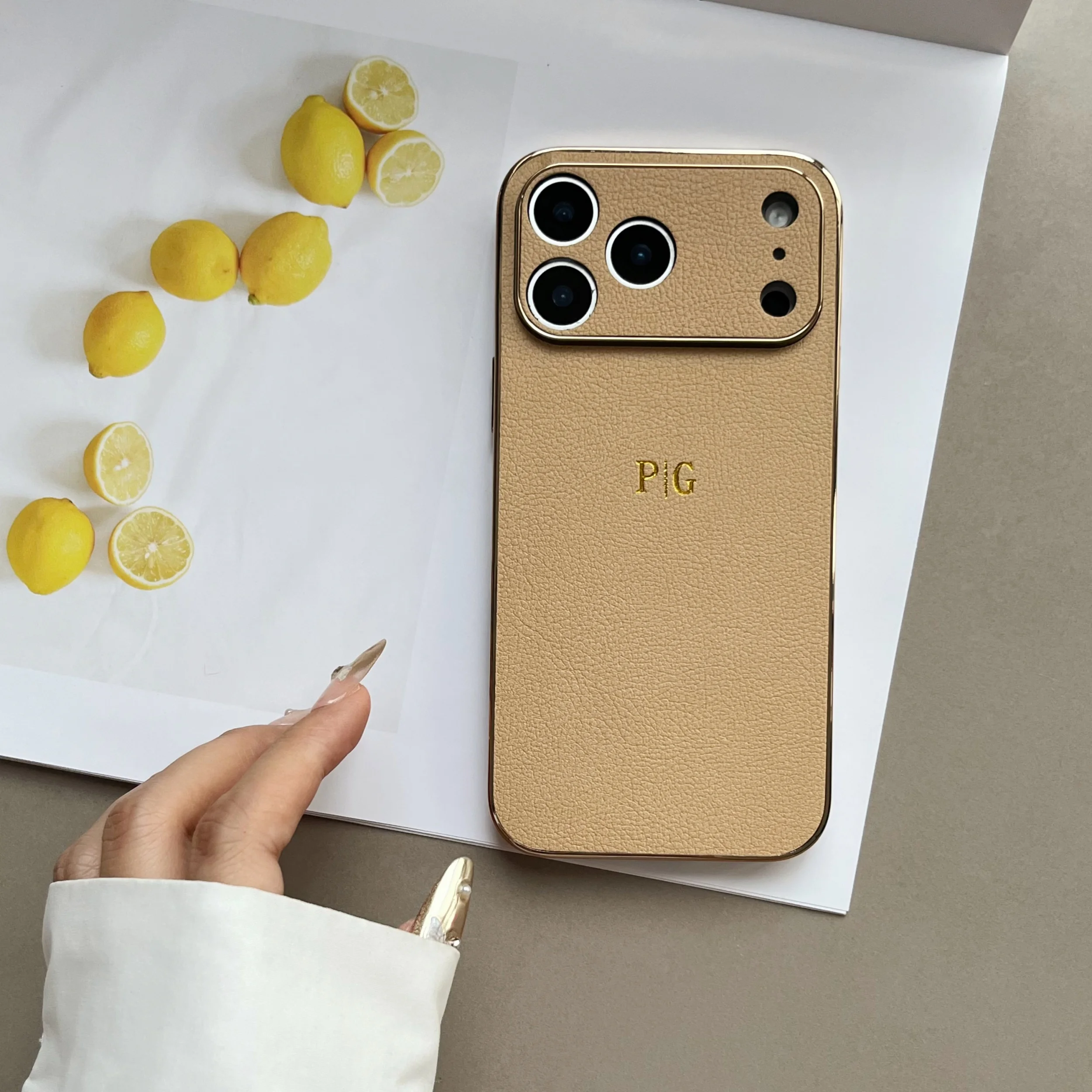 Luxuriöse Kunstleder-Handyhülle mit Beschichtung für iPhone 18 17 16 15 14 13 Pro Max Plus Air, personalisierbar mit Namen, goldene 3D-Heißfolienprägung – Detail 2