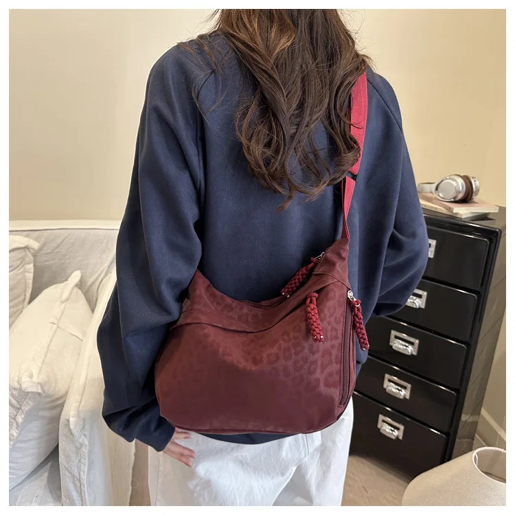 Modische Damen-Umhängetasche mit Leopardenmuster, große Kapazität, Hobo-Umhängetasche für den täglichen Pendelverkehr, lässiges Outfit, Achseltasche – Detail 21