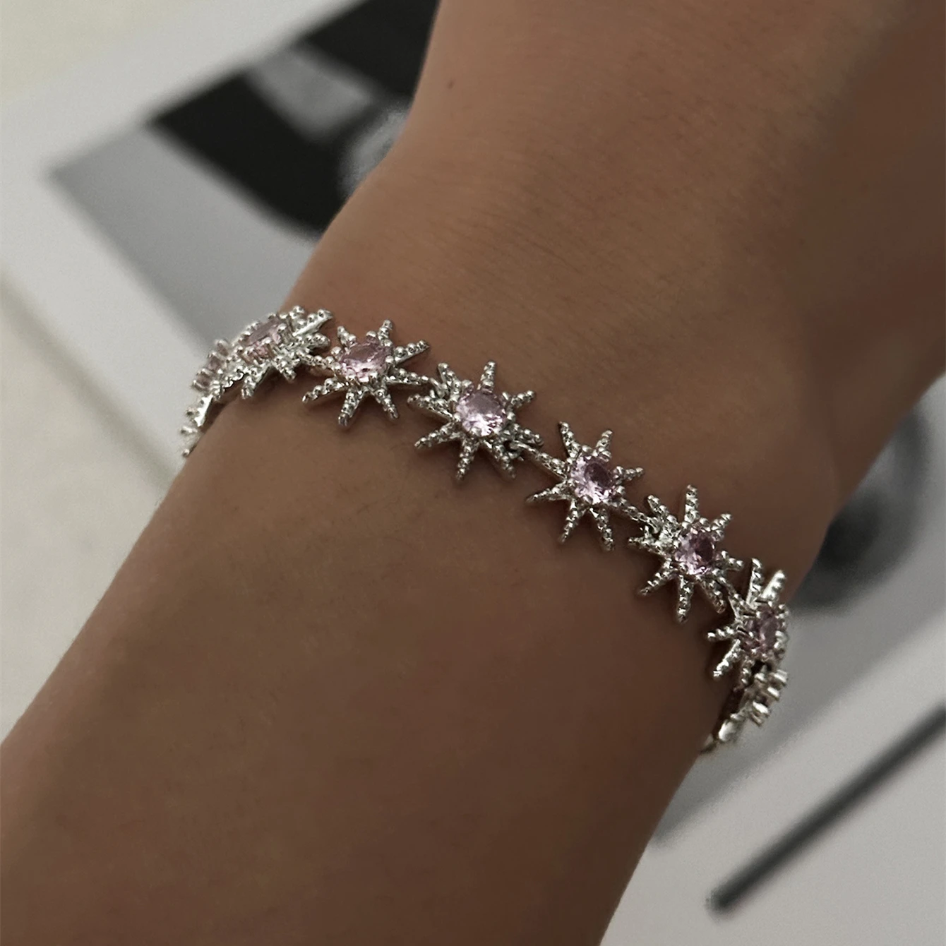 Exquisite Herz-CZ-Tennisarmbänder für Damen, mikropavébesetzt mit 5A Zirkonia, Blätter-Kettenarmbänder, Charms, stapelbarer Schmuck, Geschenke – Detail 4