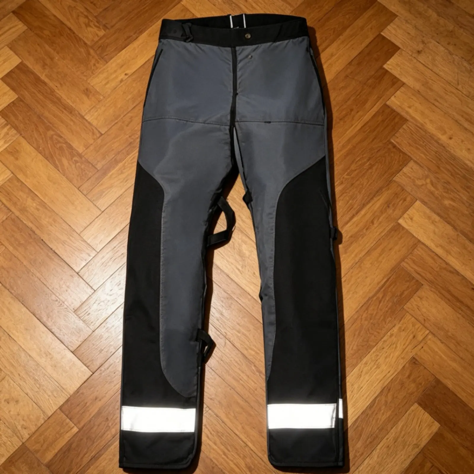 Pelindung Kaki Gergaji Mesin Desain Apron yang Dapat Disesuaikan, Pelindung Kaki Gergaji Mesin, Celana Keselamatan Kehutanan, Perlindungan 8 Lapis, Strip Reflektif