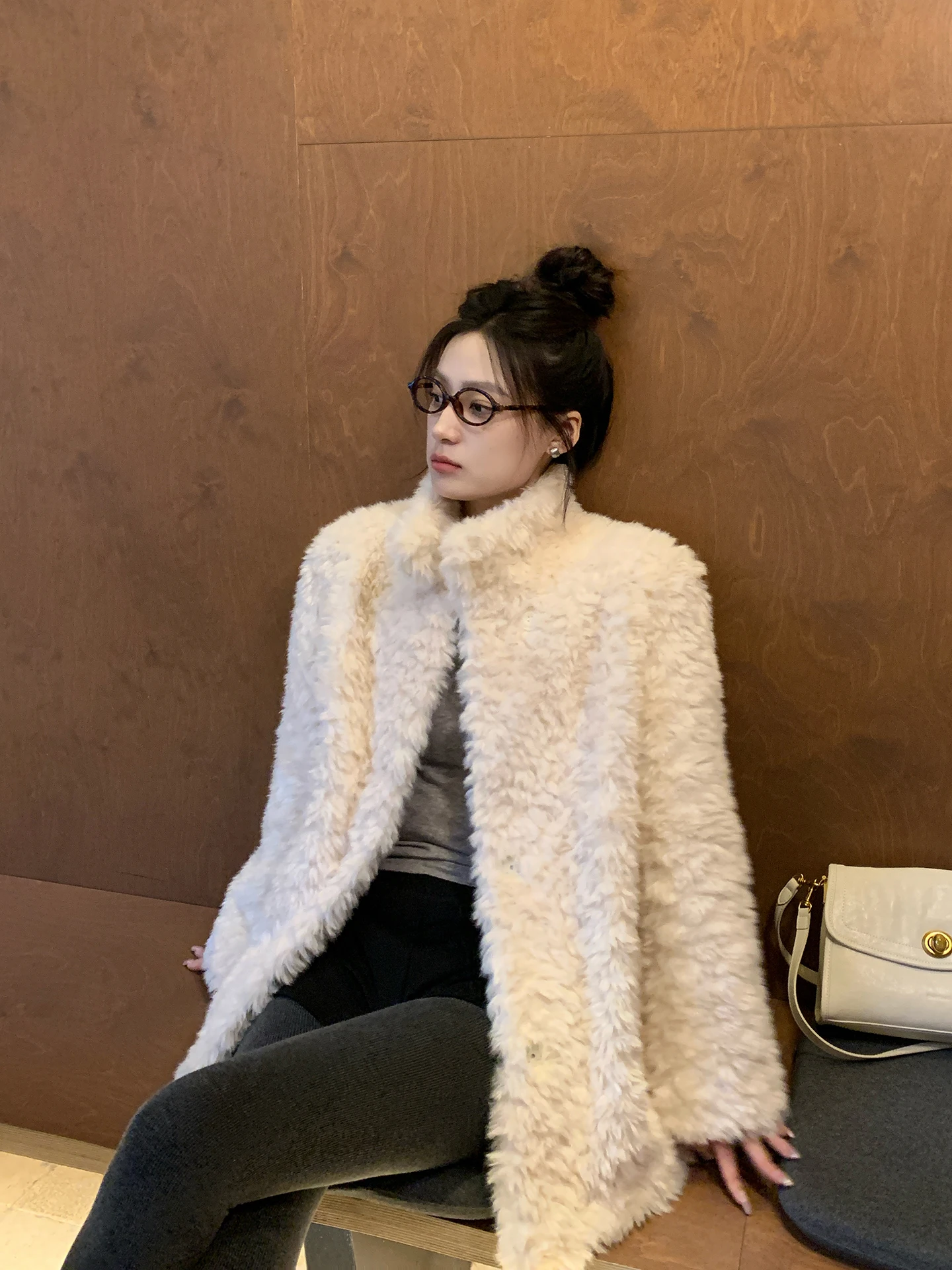 Questo super bellissimo cappotto di pelle d'agnello spesso è versatile per le donne e exuda un'aria dell'eleganza. È un cappotto di pelliccia monopezzo