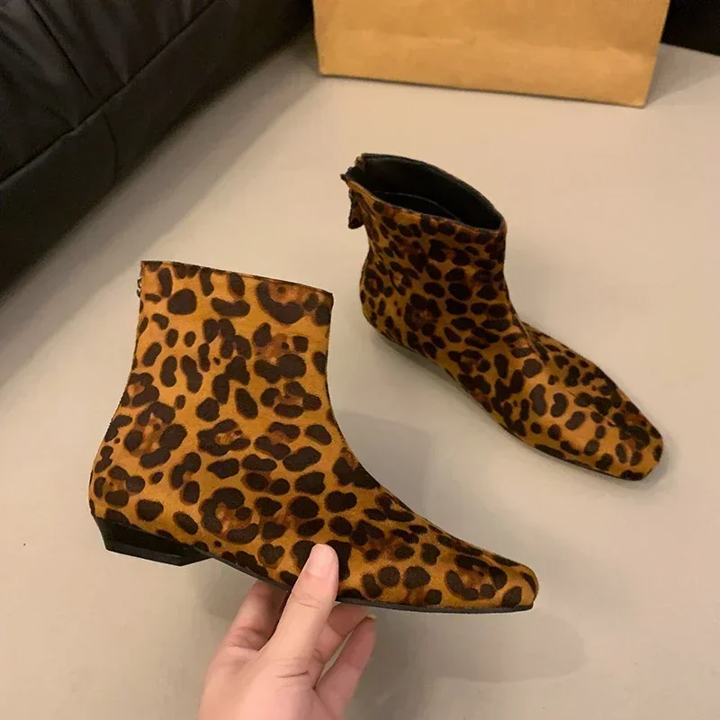 Botines planos de leopardo, Zapatos cálidos de gamuza para Mujer, Zapatos de invierno de marca con punta cuadrada, informales, tendencia Chelsea, botas de nieve de tacón bajo para Mujer