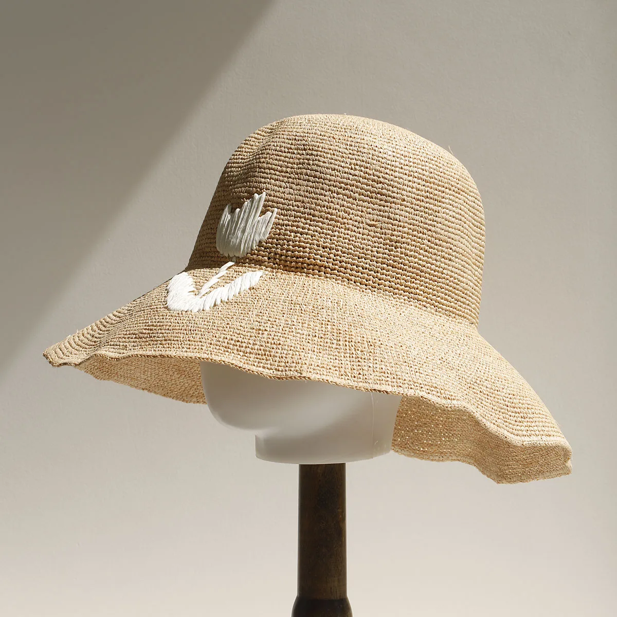 2026 Natürlicher Raffia Handgewebter Sonnenhut für Damen Sommerlicher Sonnenschutz UV-Schutz Breiter Rand Strand-Strohhut Koreanischer Designer Blockhut – Detail 10