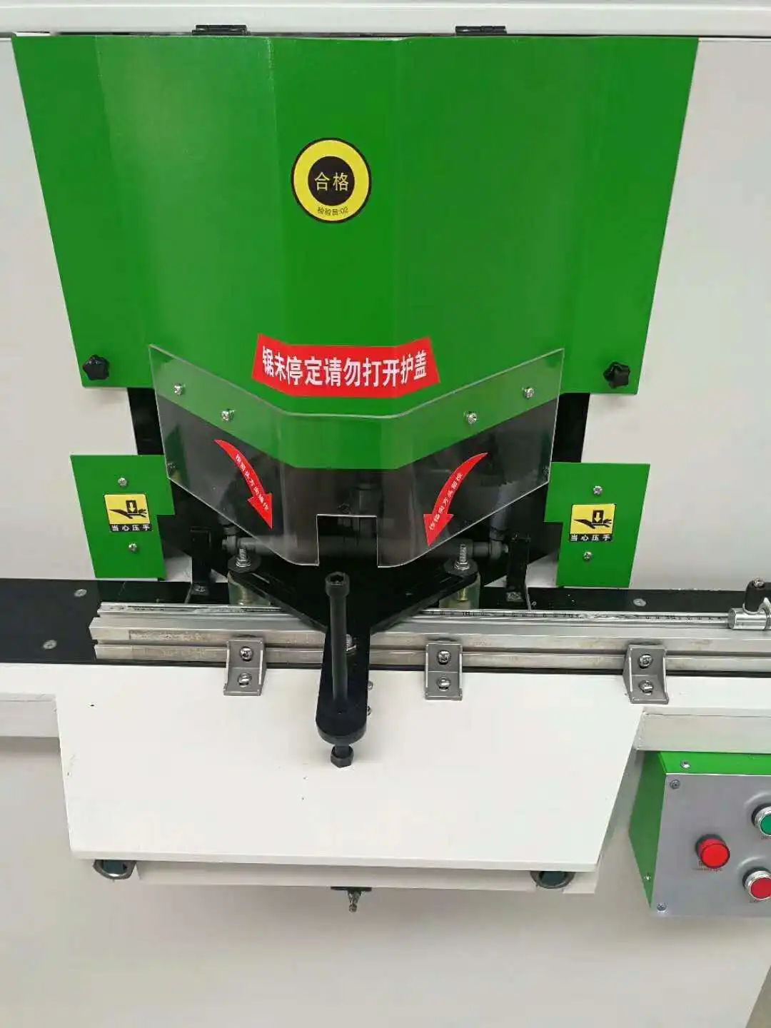 آلة قطع زاوية المنشار ذات الرأس المزدوج عالي الكفاءة من QK لمعالجة مشطوفة 45 درجة للألمنيوم والخشب والبلاستيك والأكريليك