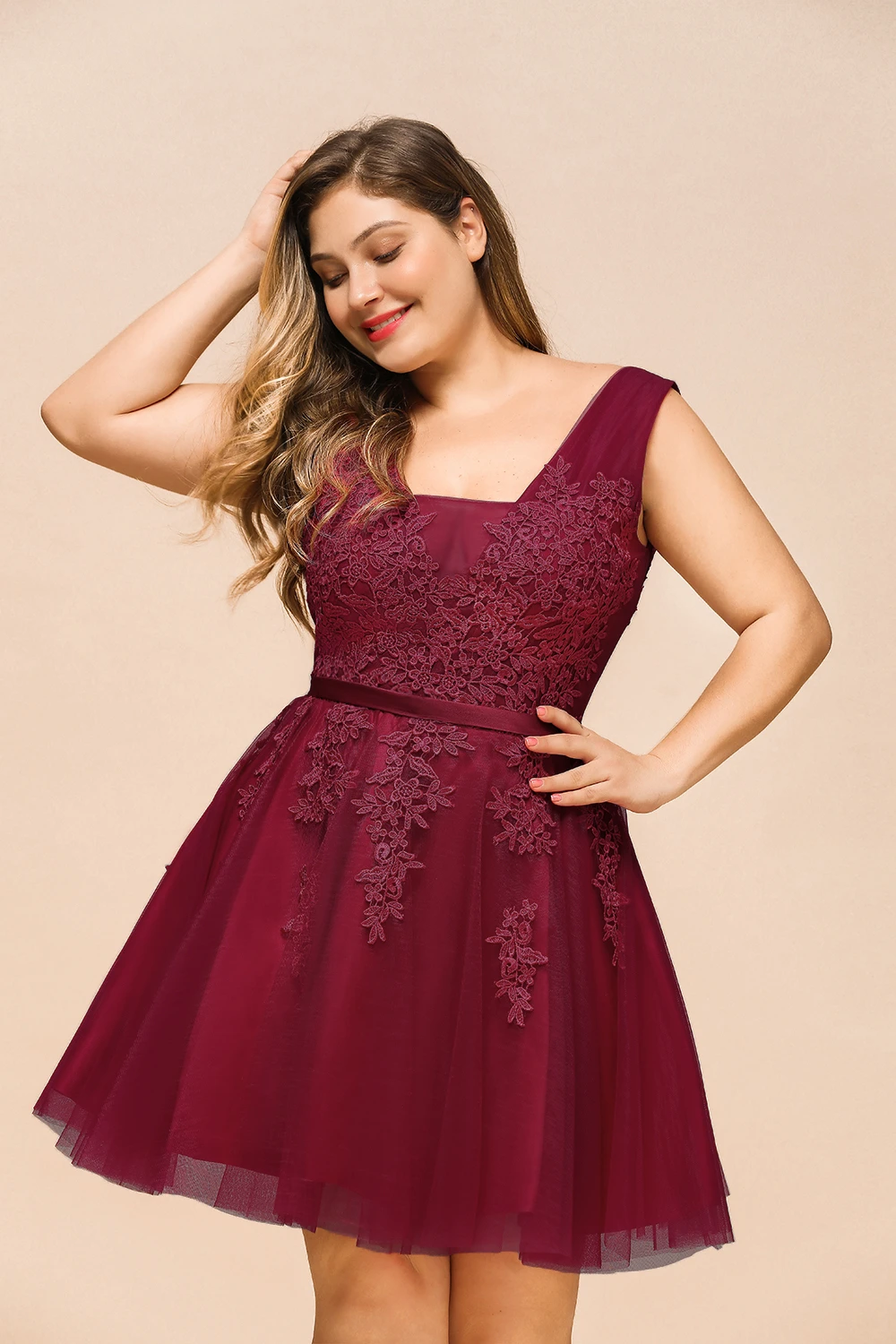 BABYONLINE ชุดเดรสสั้นสำหรับงานคืนสู่เหย้า ชุดเดรสค็อกเทล สายเดี่ยวผ้าทูลล์ คอวี แต่งลูกไม้ ด้านหลังเปิดหลัง ทรงเอไลน์ ชุดราตรีสั้นสำหรับงานปาร์ตี้