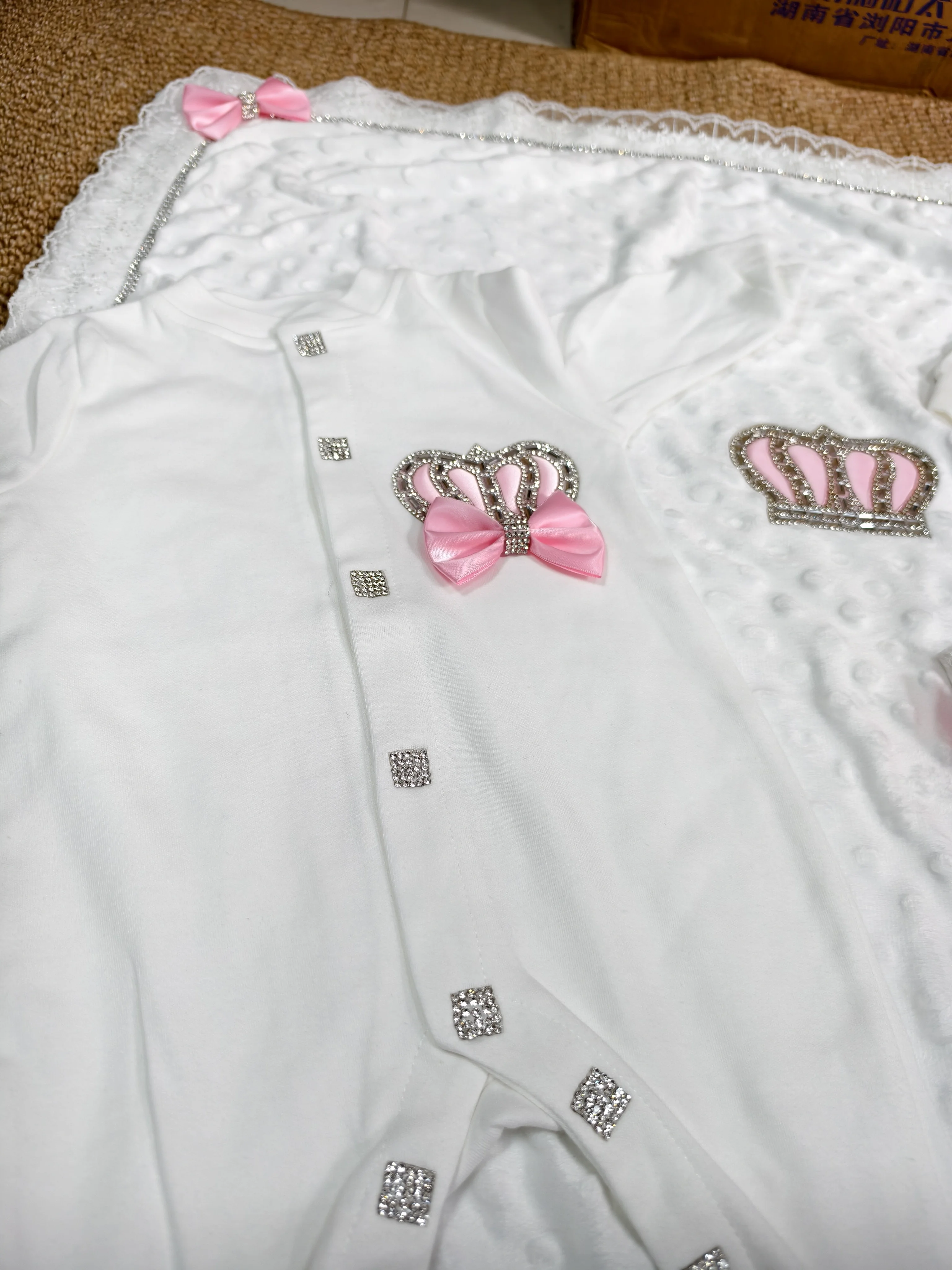 Handmade Satin Bow Lace Trim Newborn Girl 5Pcs Clothes Set Bubble Dot Blanket Rhinestone Crown Romper Hat Shoes for Baby Shower