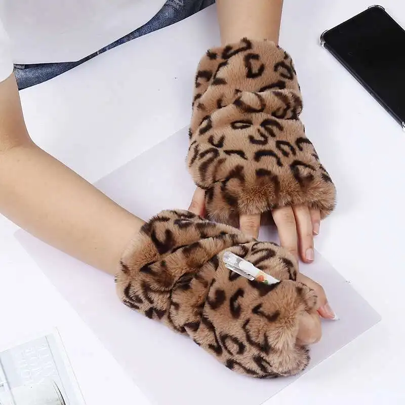Guanti di pelliccia Guanti di pelliccia caldi con stampa leopardata Donne invernali Maniche ispessite con dita esposte Tenere al caldo Guanti di peluche Guanti mezze dita