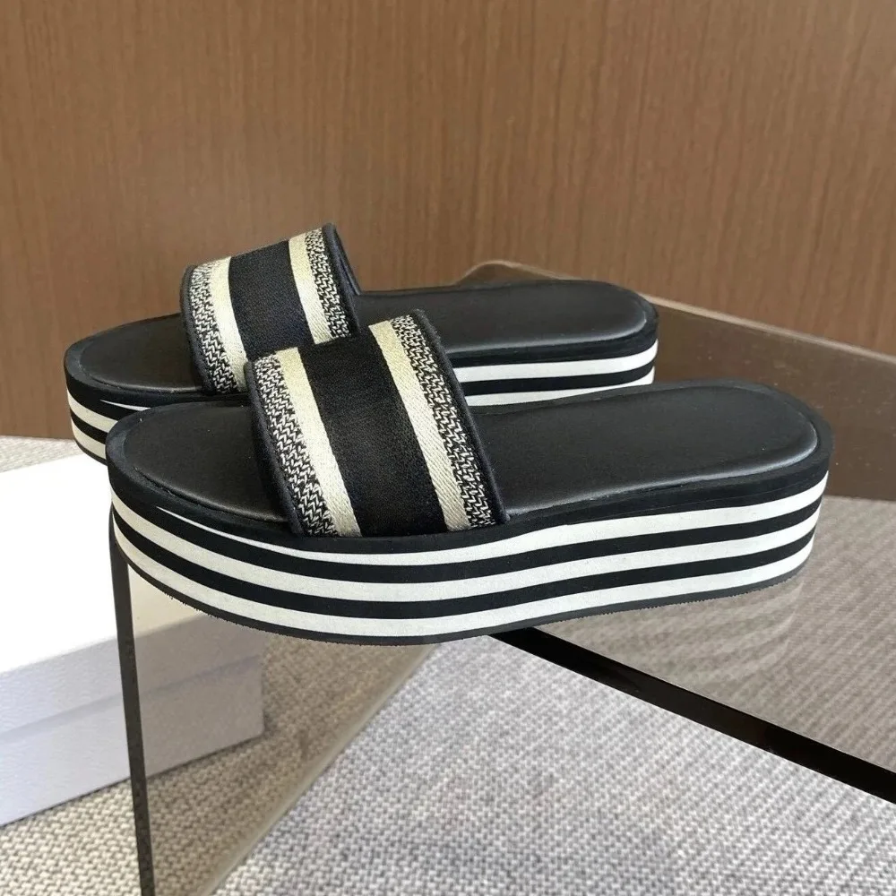 

2026 Spring Summer New Women's Patchwork Embroidered Letter Thick-Soled Platform Slides Single Strap Sandals All-Matching Preppy Luxe Gorpcore Patchwork Aesthetic Monogram Embroidery Maxi Platform Non-Slip Sole for Women Girls Streetwear Daily Outfit