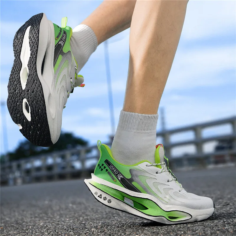 Herren-Laufschuhe mit durchbrochener Sohle, atmungsaktive Sportschuhe aus Mesh für den Sommer, hochelastische, stoßdämpfende Herrenschuhe mit dicker Sohle, die die Körpergröße erhöhen, leichte, rutschfeste und abriebfeste Herren-Laufschuhe für Outdoor-Aktivitäten, Fitness und den täglichen Gebrauch. – Detail 12