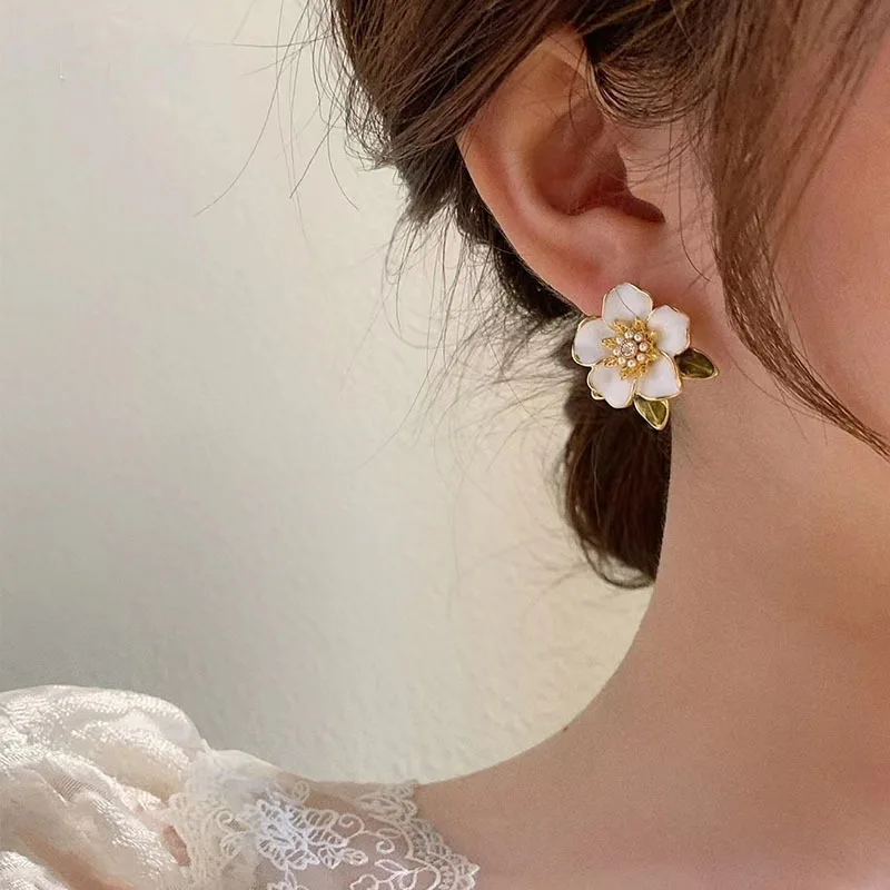 925 Silver Needle Asymmetric Gardenia Flower Earrings For Women Fashion Jewelry 2024 Trendy Luxury Pearl Women\'s Stud Earrings