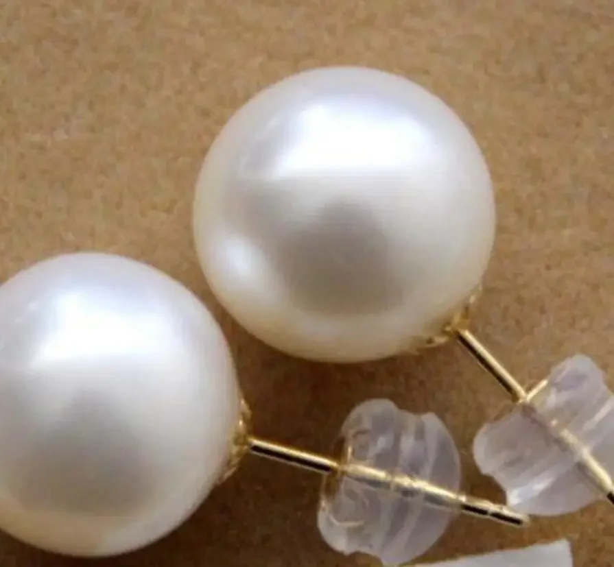 

Ювелирные изделия, очаровательная пара круглых серег с жемчугом Южных морей диаметром 9-10 мм.