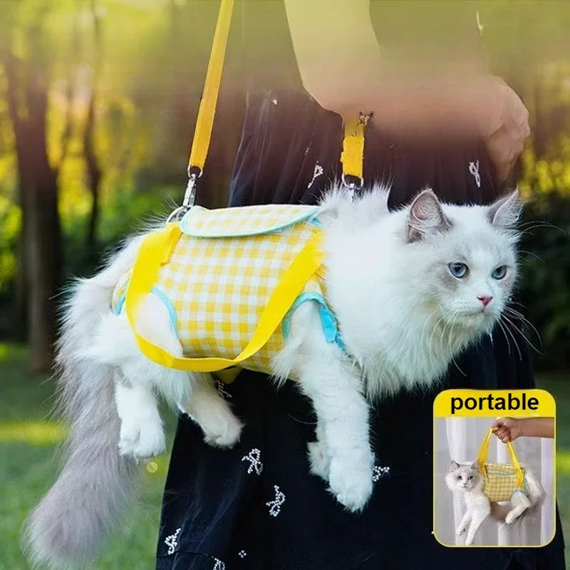 แบบพกพาสุนัขขนาดเล็ก Cat Carrier กระเป๋าสะพายข้างแฮนด์ฟรีสายคล้องไหล่สัมผัสการออกแบบหัวสี่รูขาสําหรับออกไปน้ําหนักเบา