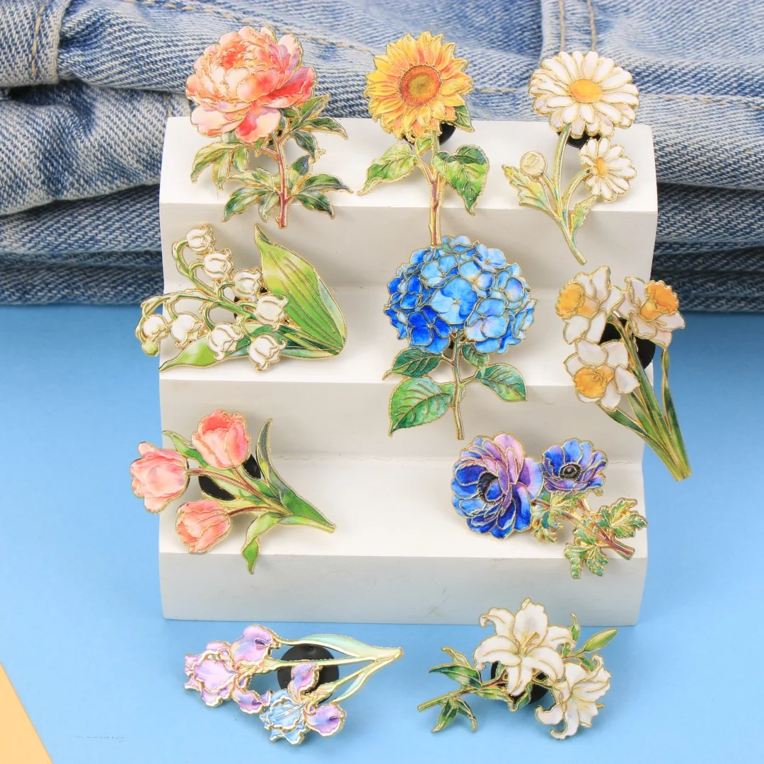 Sortiertes Elegantes Blumen-Emaille-Pin-Set, Zarte Lilien-, Hortensien-, Sonnenblumen- & Pfingstrosen-Broschen, Botanische Metallabzeichen mit Goldverzierung