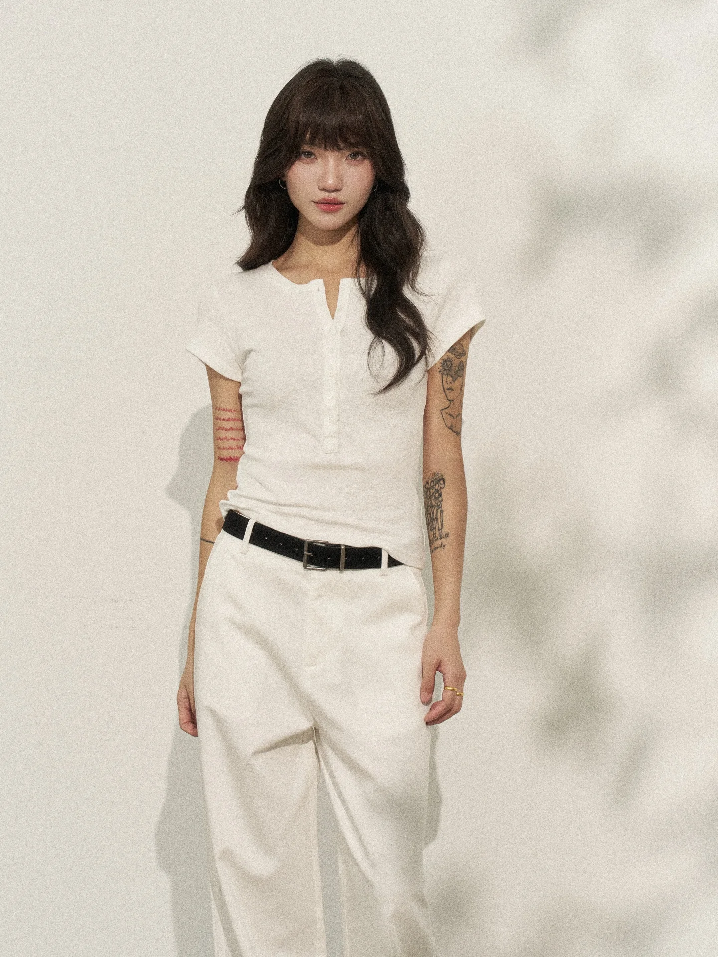 

Женская футболка в корейском стиле с коротким рукавом, на пуговицах, для повседневной носки, летняя, из чистого хлопка, однотонная, FLOWER7 7-Stroke Flower