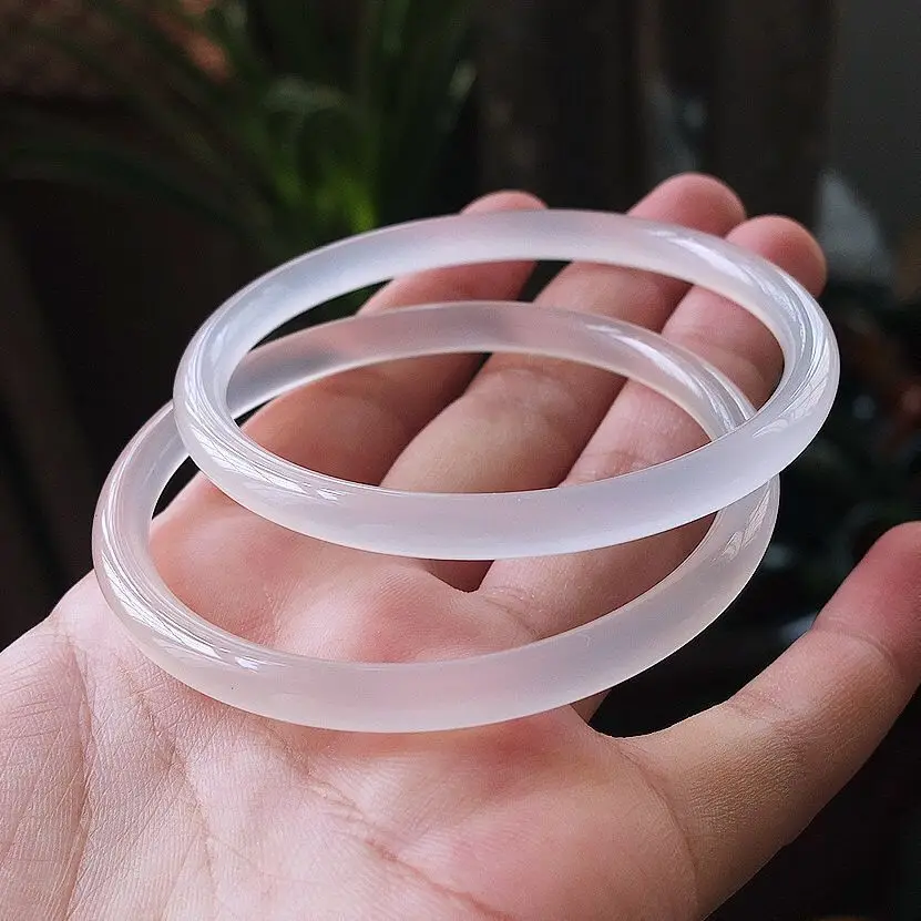 

Ice kind white chalcedony thin round strip jingle bracelet white agate beauty bracelet