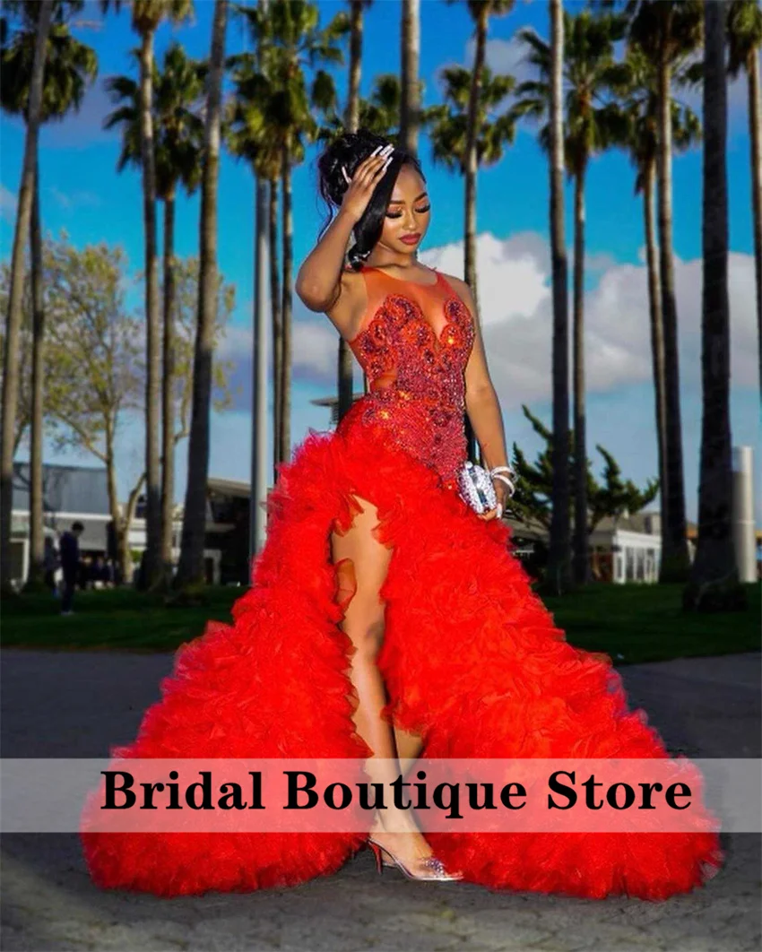 2026 Luxuriöses rotes Meerjungfrau-Abschlussballkleid mit seitlichem Schlitz, Rüschen, abgestufte Glitzerperlen, Kristalle, Diamanten, Geburtstagsparty-Kleid, individuell gestaltet