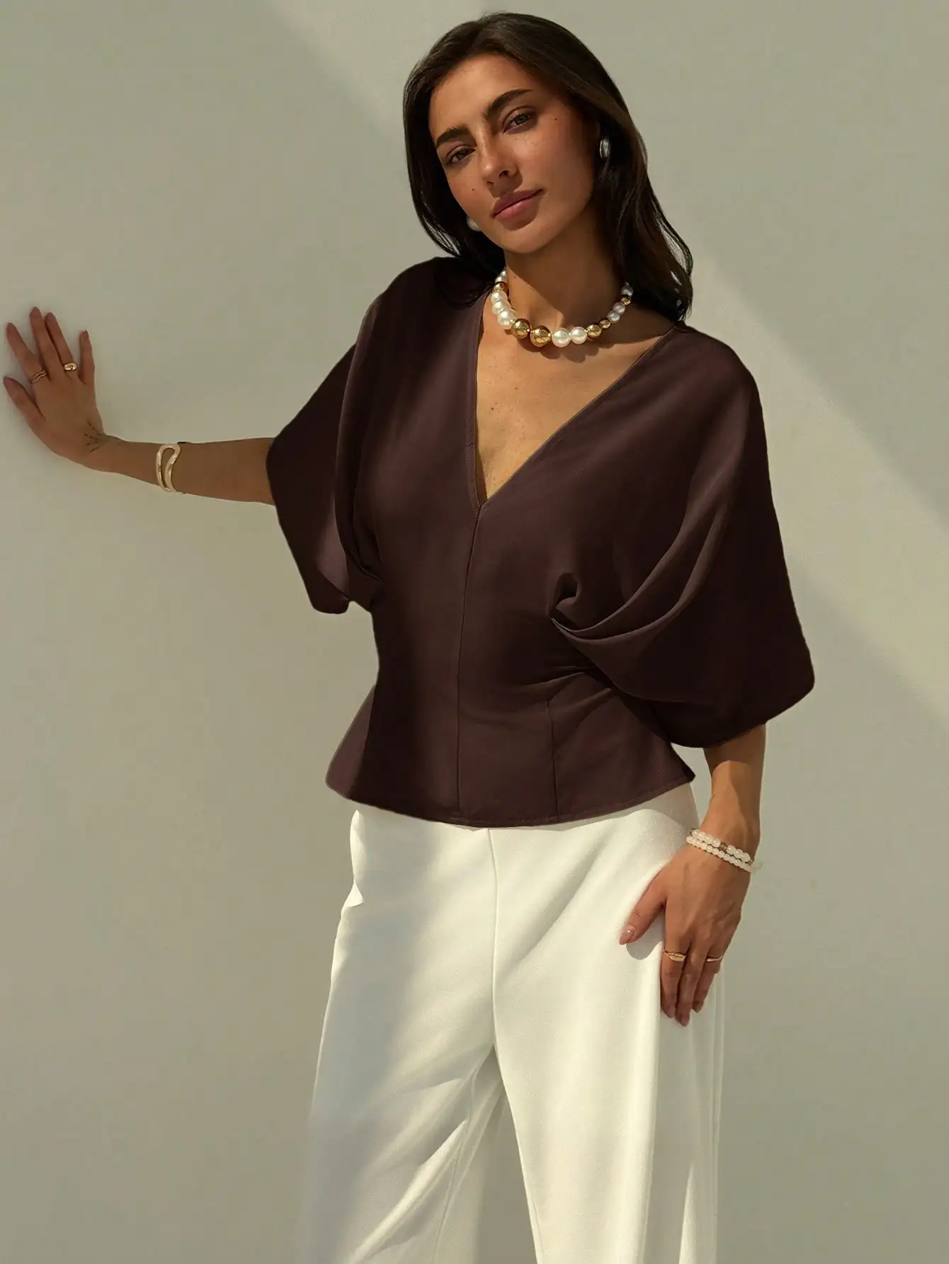 Camicia estiva aderente ampia e minimalista a maniche corte con pullover colorato con fiocco sul retro, versatile per ufficio e pendolari