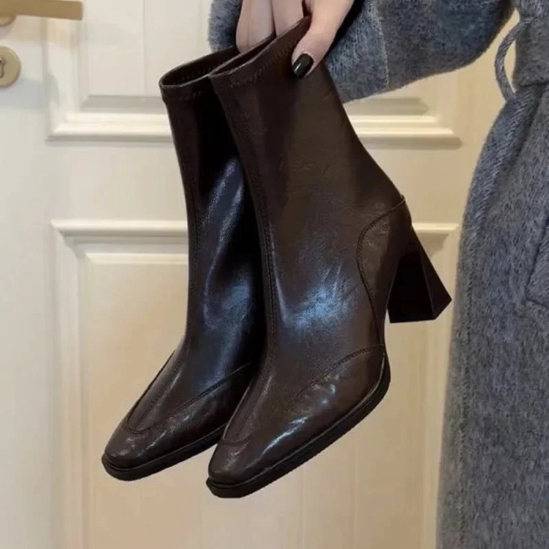 

Кожаная версия, короткие сапоги на высоком каблуке с квадратной головкой в стиле ретро, женские осенне-зимние облегающие ботинки во французском стиле, весна-лето