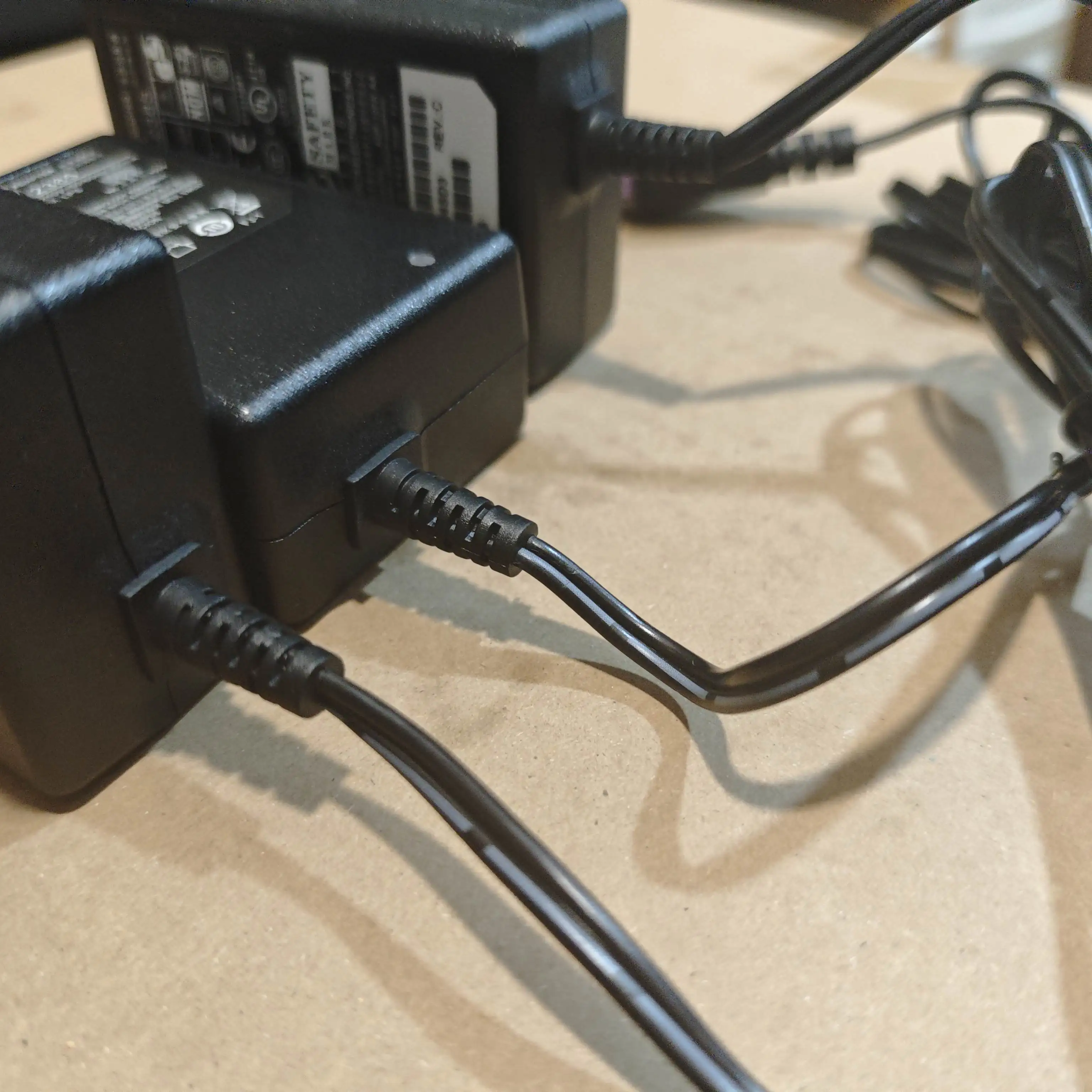 

Для HP 1010 1012 1510 1512 1513 1514 1518 2515 2540 2541 2542 2543 2544 2546 0957-2385 Адаптер переменного тока Зарядное устройство Блок питания 22 В 455 м