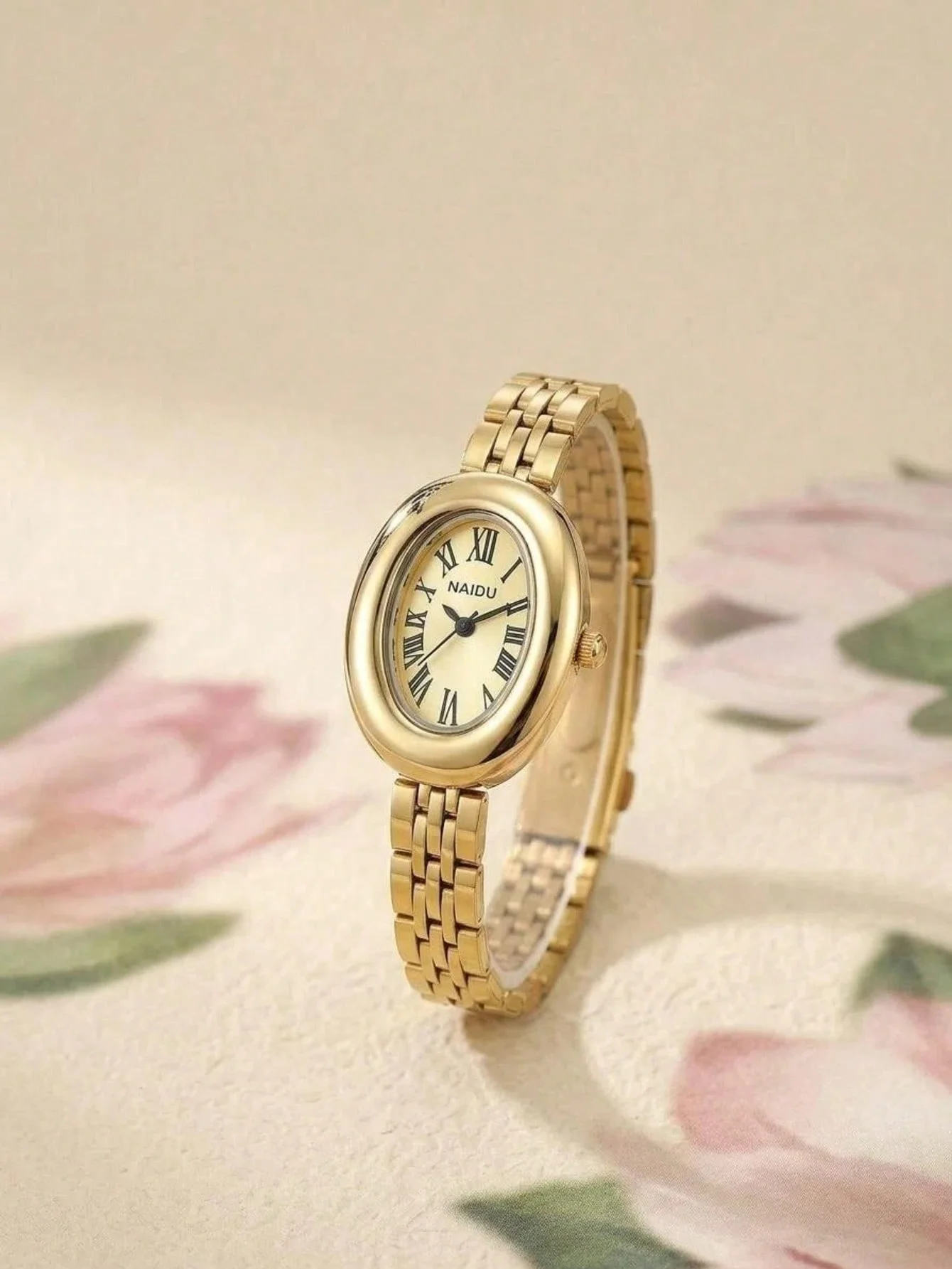 

1 Piece of Classic Retro Oval-Shaped Roman Small Dial Fashionable and Elegant Women's Quartz Watch