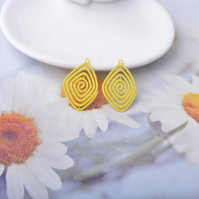 30 Stück AC15187 Messing-Schmuck-Spiralanhänger Bunte Blumenanhänger DIY Damen Ohrring Halsketten Zubehör – Detail 8