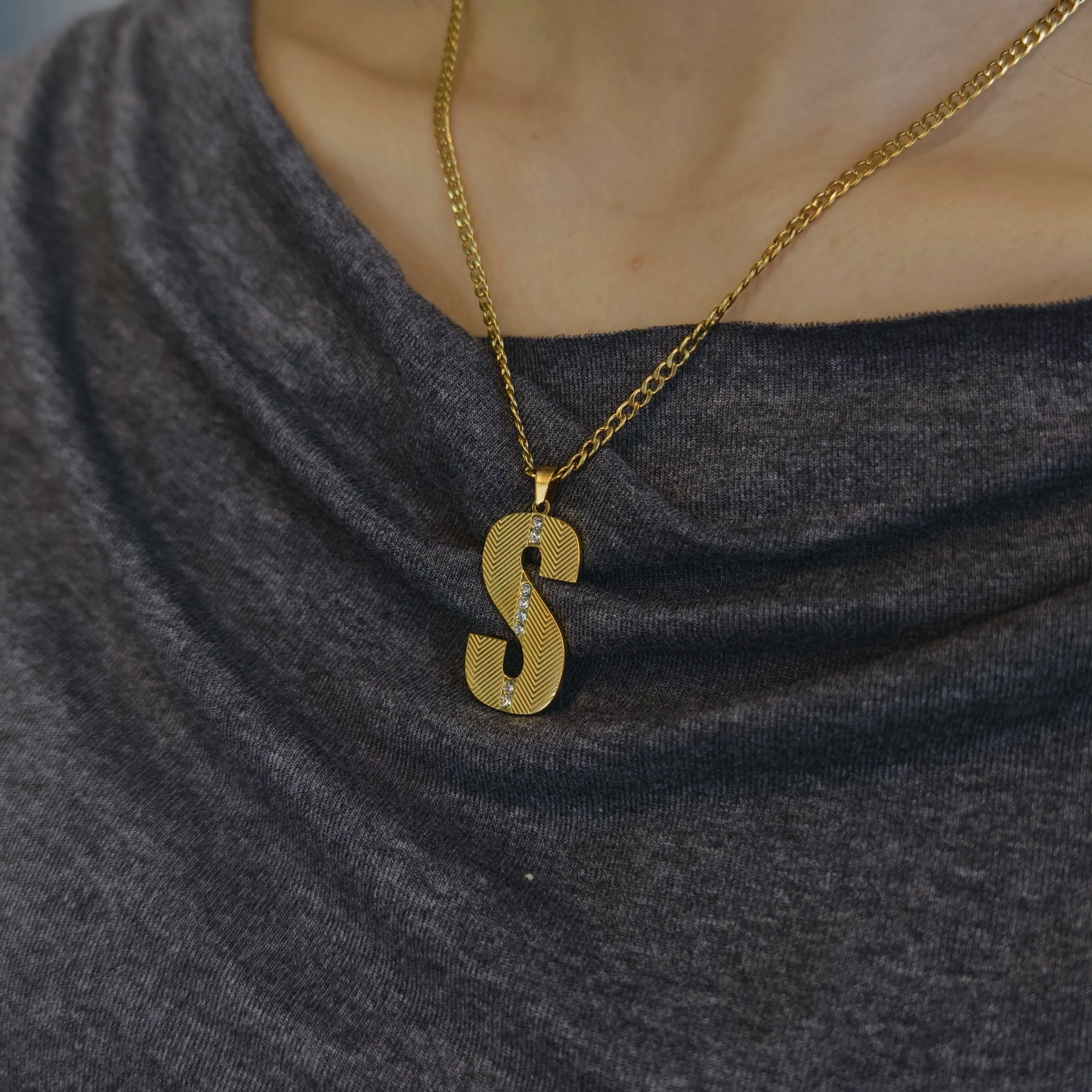 Naszyjnik Minimalistyczny z In – Initial Letter Necklace 18K Gold recenzja i cena