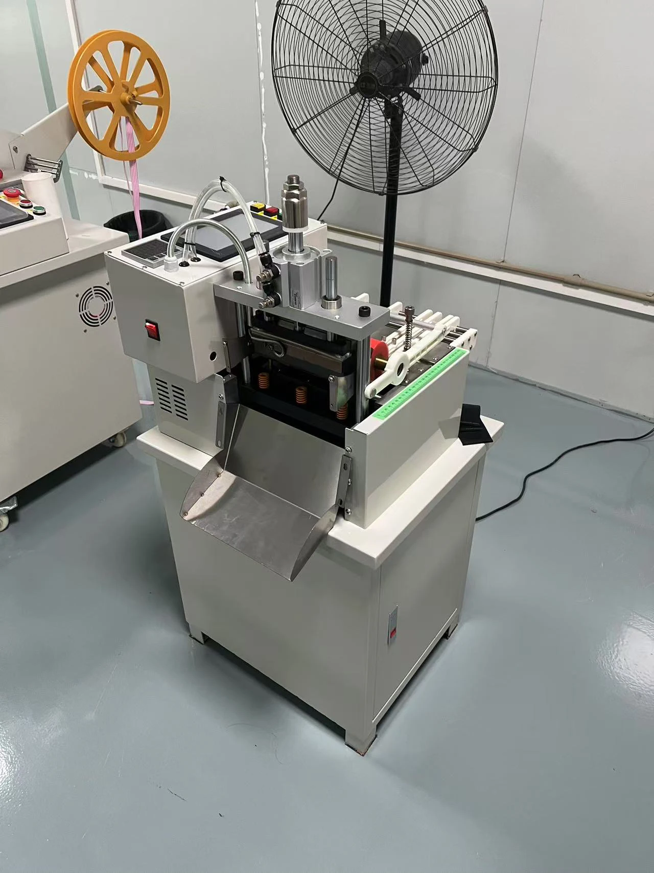 Heavy  Automatic Computer Belt Ribbon Tape Fabric Webbing Zipper Cold Hot Cutting Cutter Machine