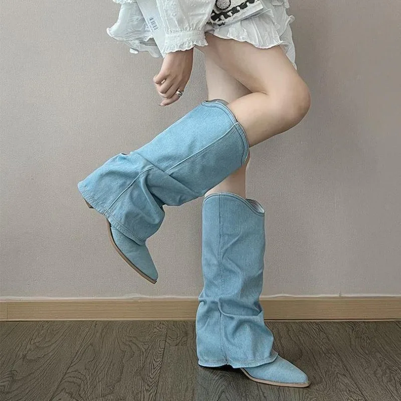 Botas de mujer con punta puntiaguda y tacón cuadrado de 5cm, zapatos plisados de estilo callejero con empalme vaquero a la moda para mujer, botas de caballero de tubo largo azul