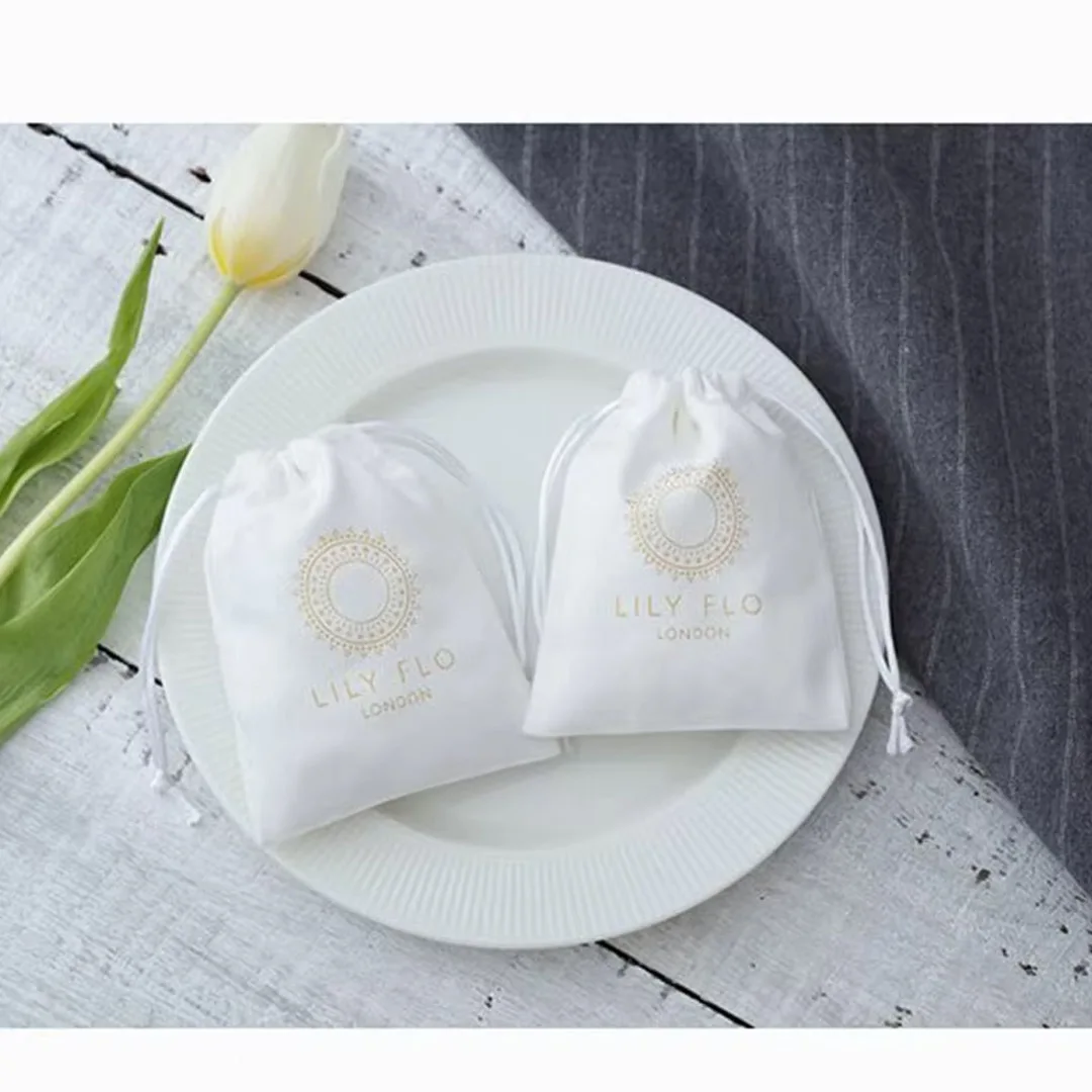 

100 шт., белые ювелирные изделия с логотипом, сумка на шнурке, фланелевая замша, бархатный подарок, сувениры для свадебной вечеринки, косметический карман для конфет