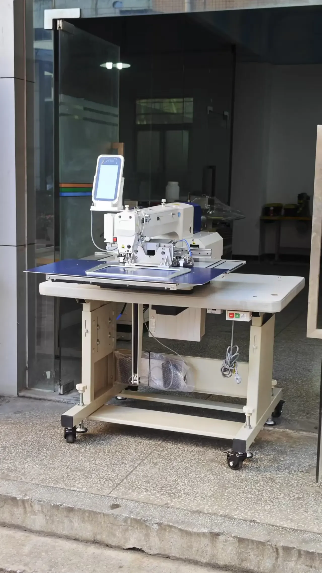Macchina da cucire industriale con funzionamento computerizzato elettrico con componente motore con nucleo automatico a letto cilindrico
