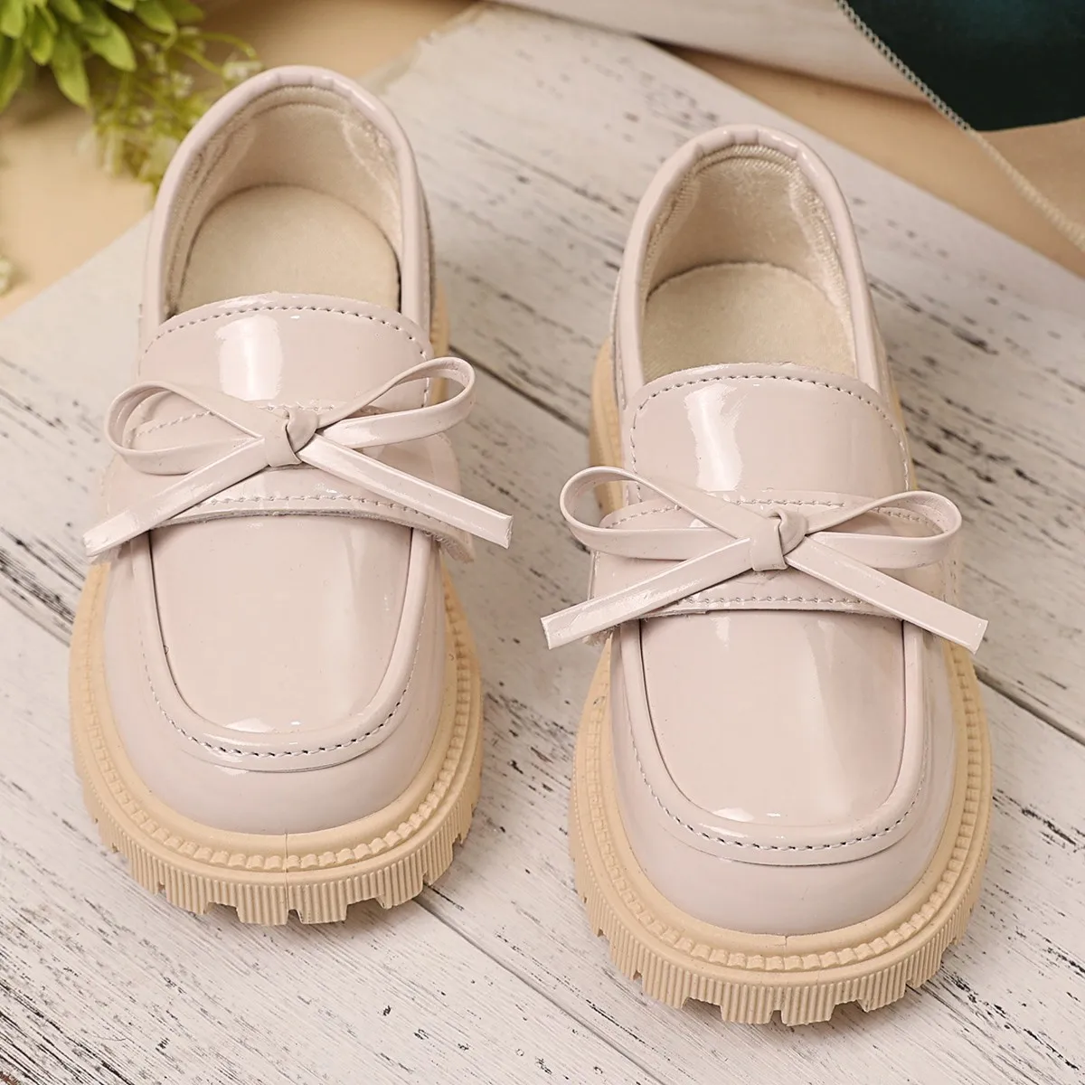 Czarne, błyszczące buty wizytowe dla dziewcząt do szkoły, buty do występów, proste kokardki, wiosna-jesień 2025, dziecięce baleriny z okrągłym noskiem.