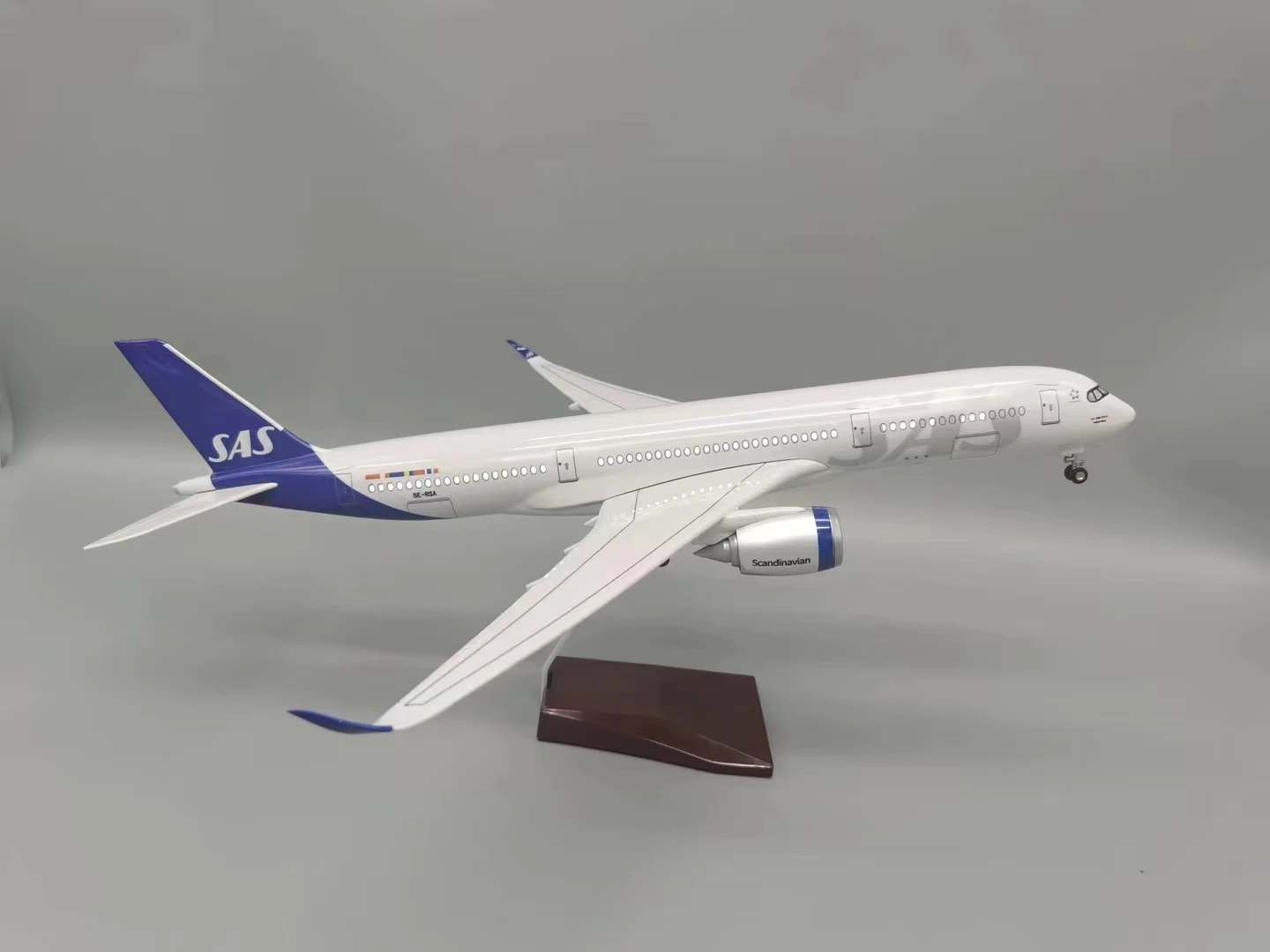 

Scale Aircraft 47CM A350 SAS Scandinavian Airlines airplane kids toys with Lights and Wheels Die-cast Plastic Resin Aircraft