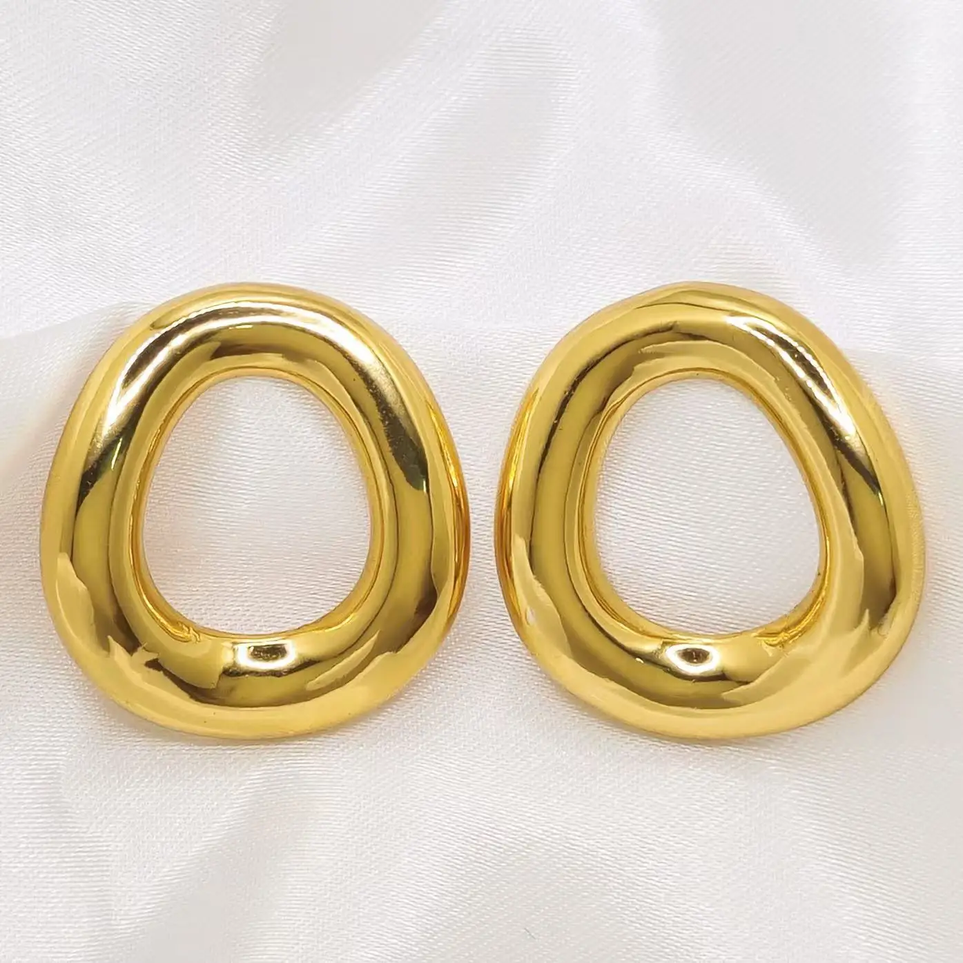 Round Geometric Smooth Stud Earrings 24k Gold Plated Copper Simple Fashion Design Women's Hoops Earring Piercing Jewelry Gifts